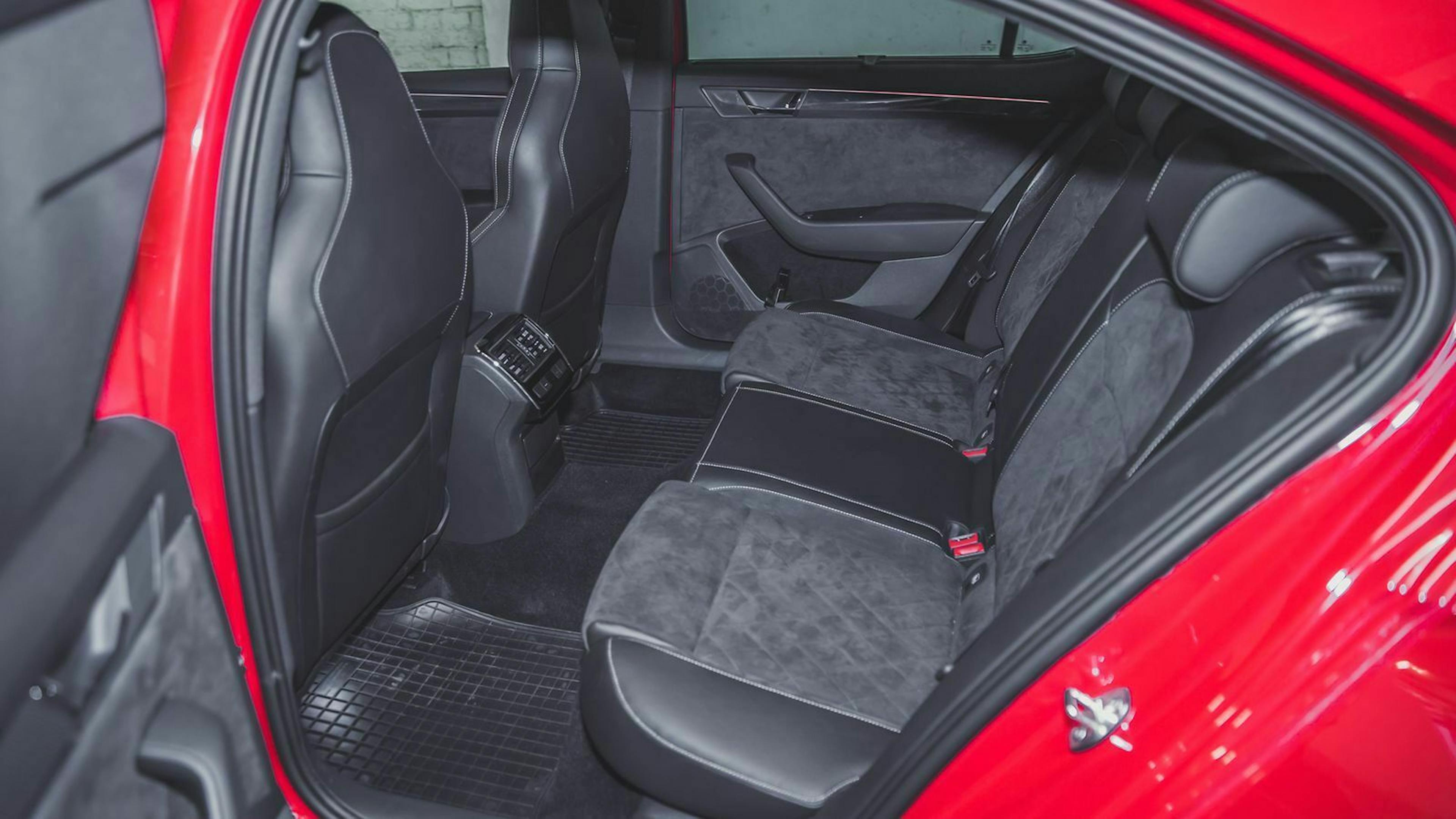 Im Superb sitzt man auch in Reihe zwei sehr bequem