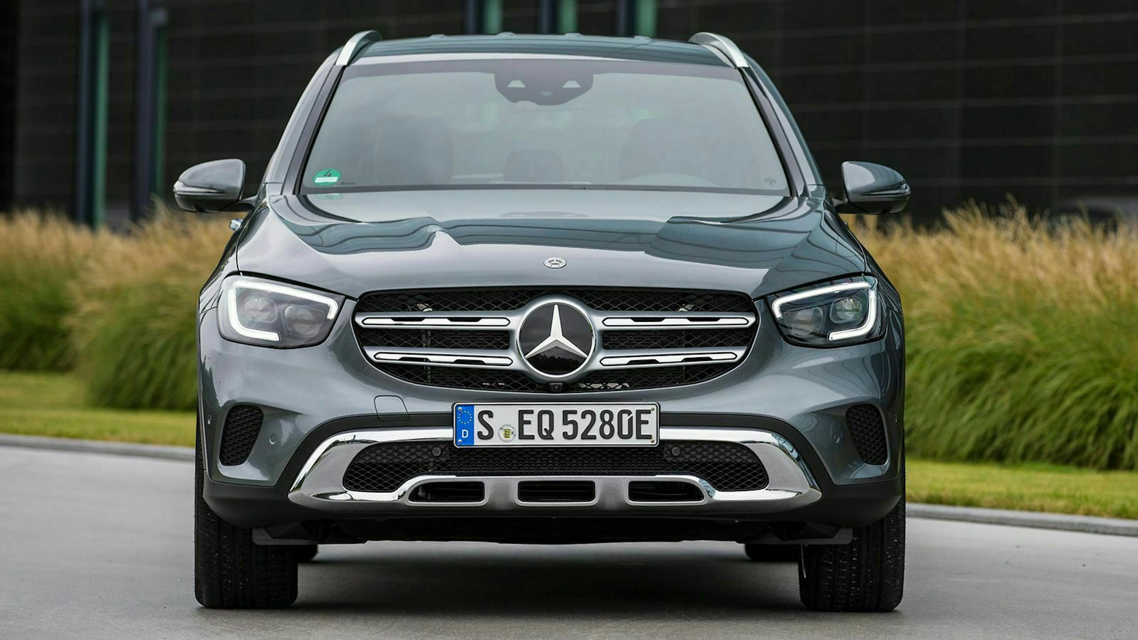 Die LED-Scheinwerfer sind beim Mercedes GLC serienmäßig