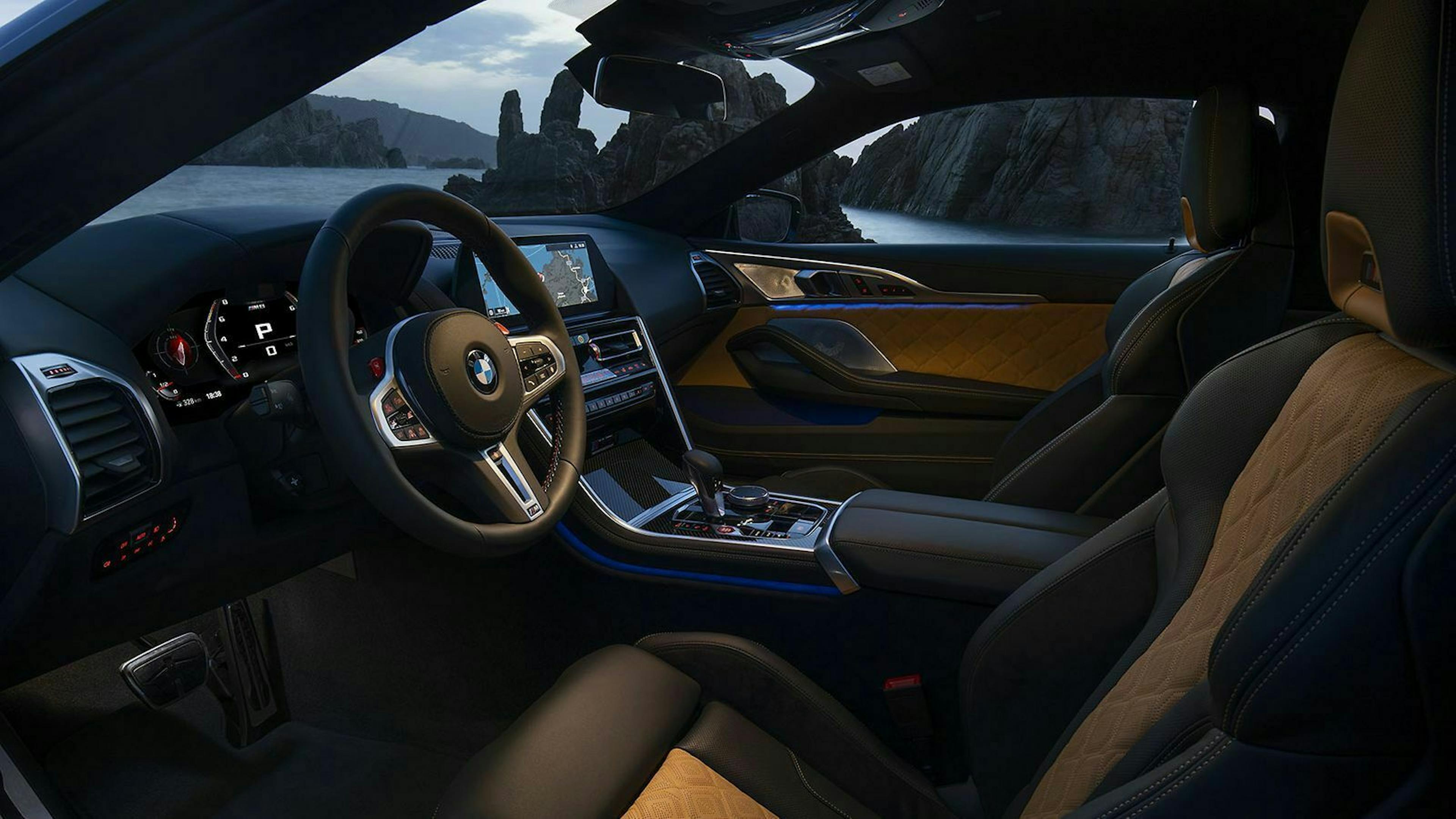 BMW verteilt viel Leder und auf Wunsch auch zweifarbiges Alcantara im Innenraum des M8