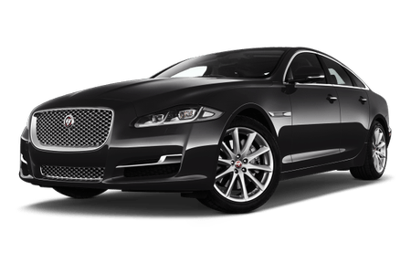 Schwarzes Luxusauto, seitliche Vorderansicht, silberne Felgen, markanter Kühlergrill und schlankes Design.