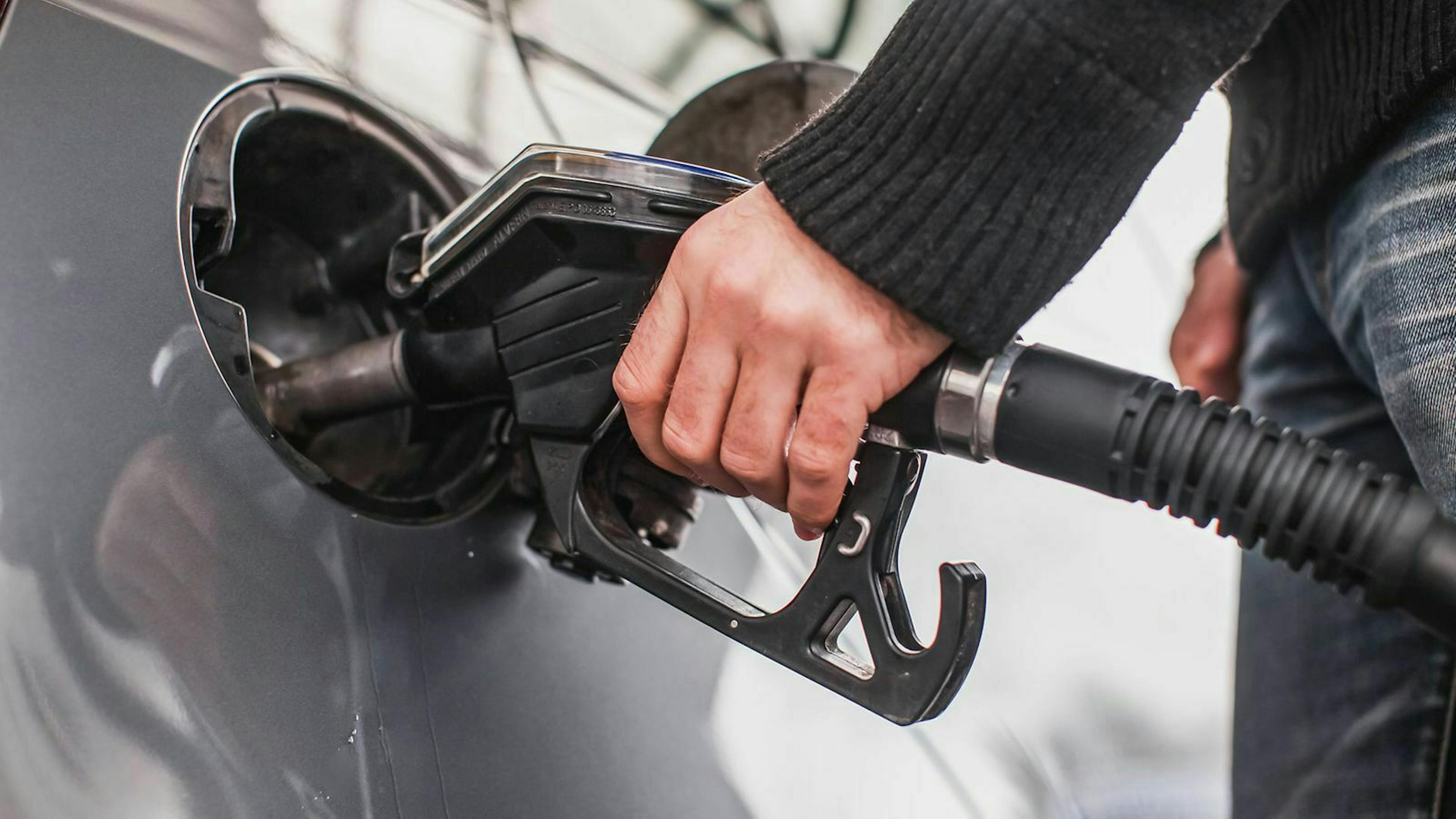 Du möchtest beim Tanken Geld sparen? Dann empfiehlt es sich, möglichst abends und an einer freien Tankstelle zu tanken.