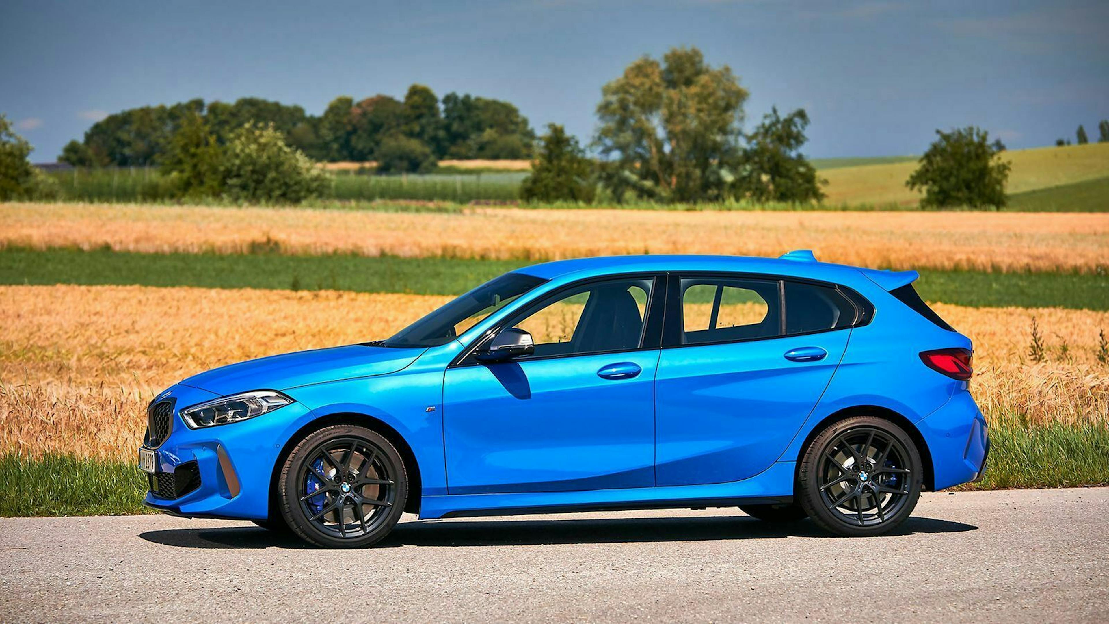 Seitenansicht des BMW M135i in blau (F40, 2019)