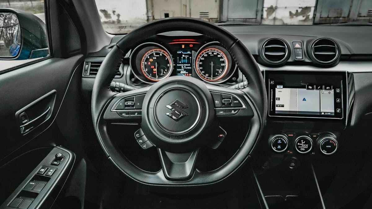 Zu sehen ist das Cockpit des Suzuki Swift Hybrid 2020 