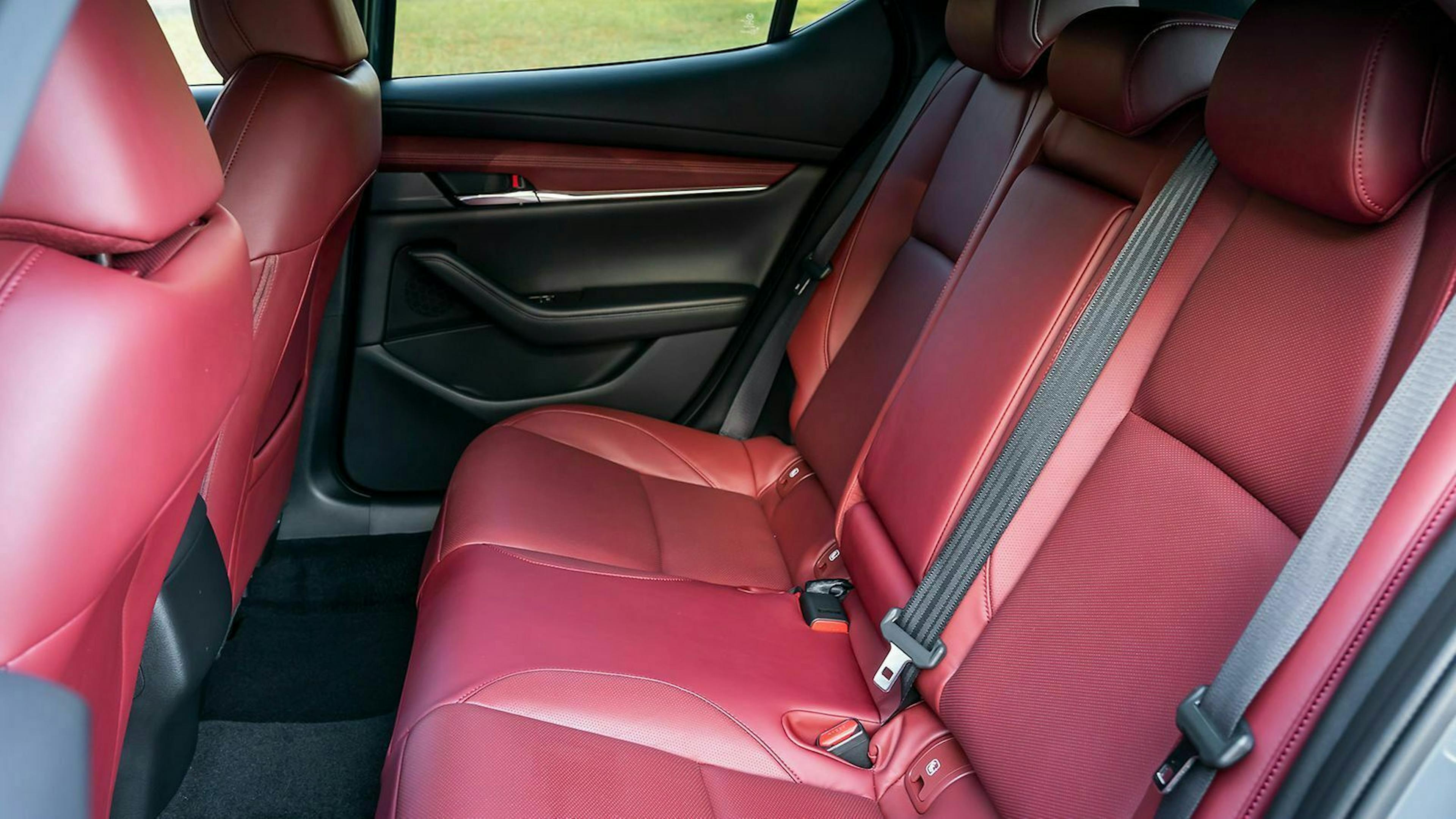 Der gewachsene Radstand kommt den Fond-Fahrgästen nicht zu Gute. Hier bleibt es eng