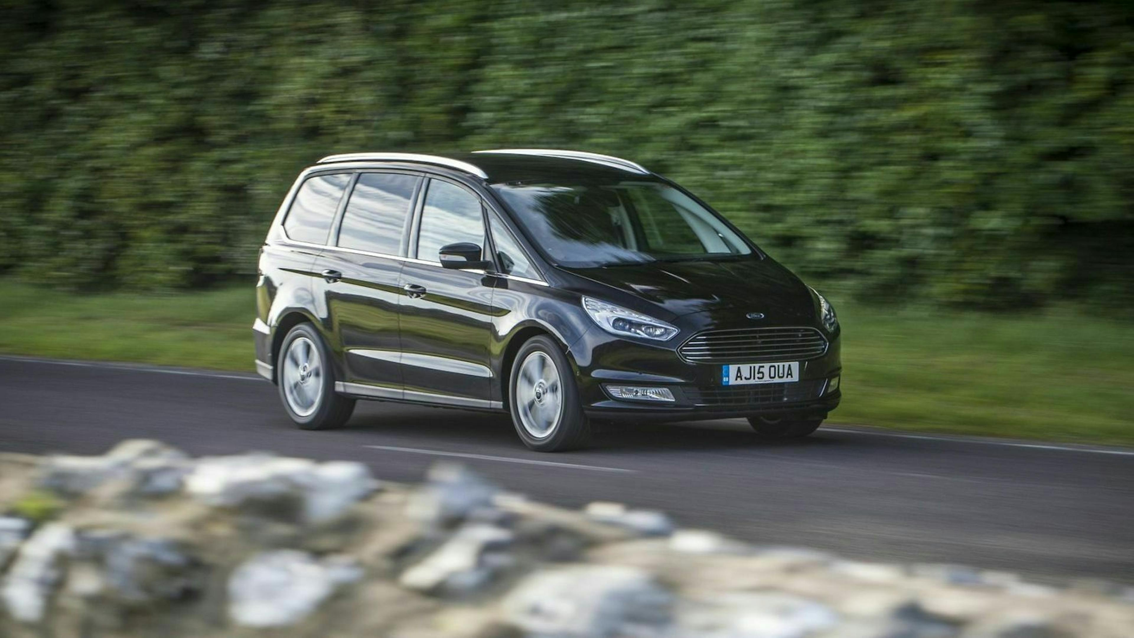 Ford Galaxy in der Ansicht von vorne-rechts, fahrend