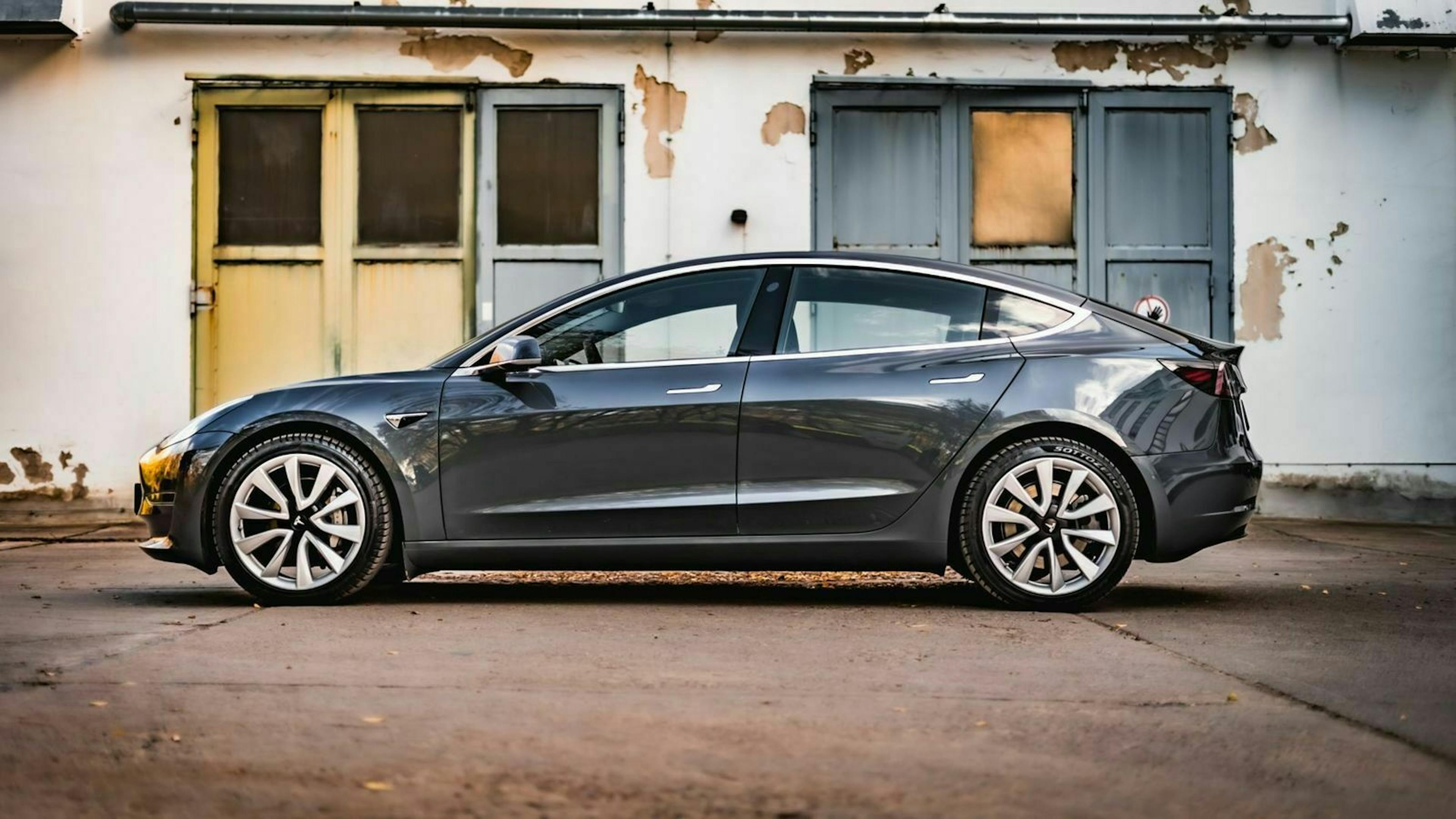 Das Tesla Model 3 in Seitenansicht