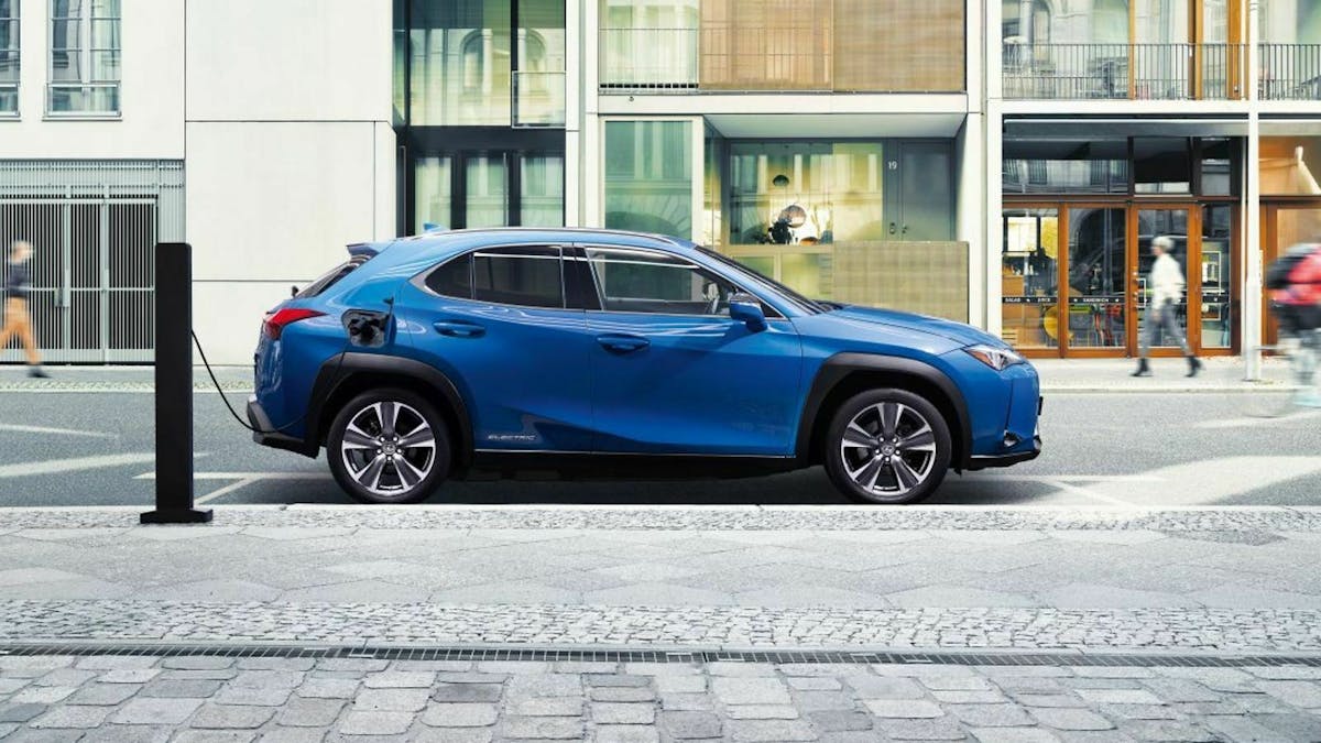 Lexus UX 300e in der Seitenansicht, stehend