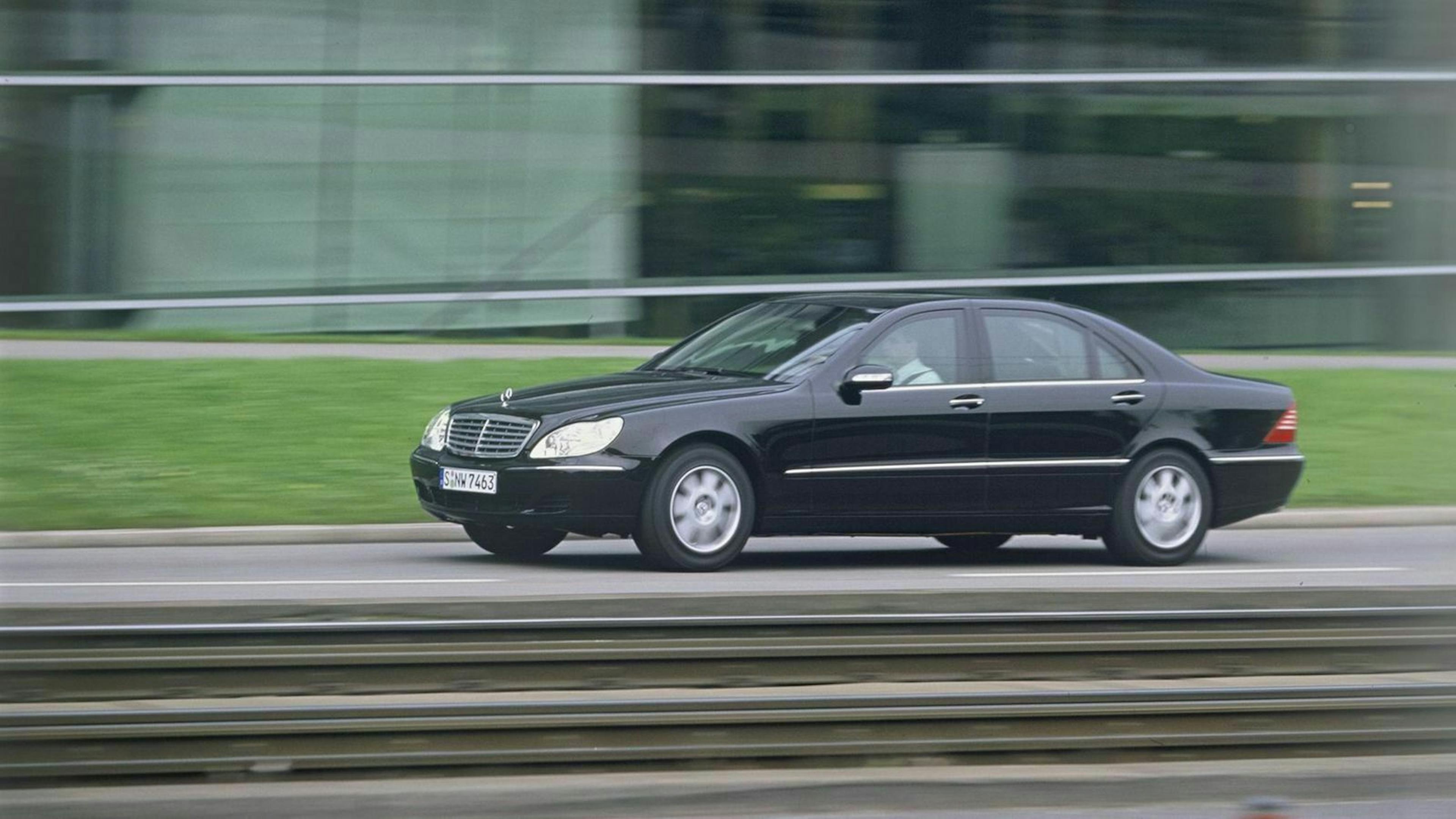 Der Mercedes W220 S500 in Seitenansicht