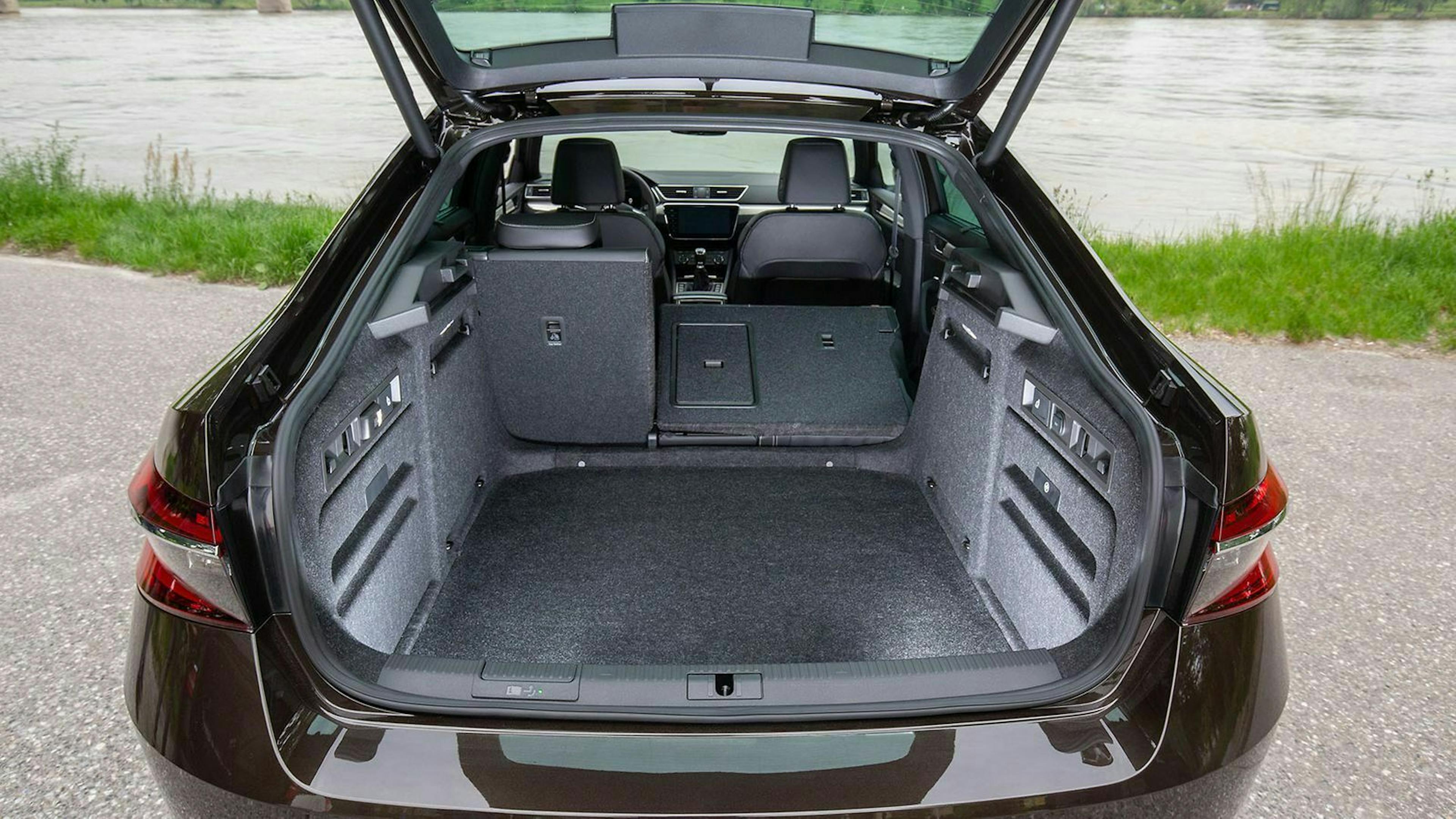 Blick in den Kofferraum des Škoda Superb