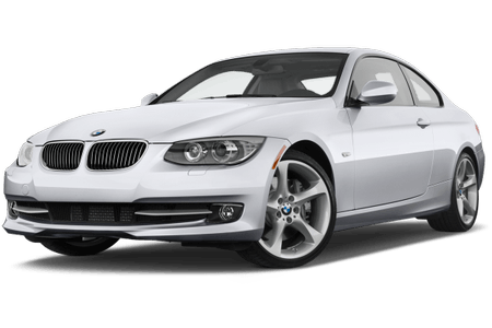 Silberner BMW Coupé mit sportlichem Design, geparkt vor weißem Hintergrund.