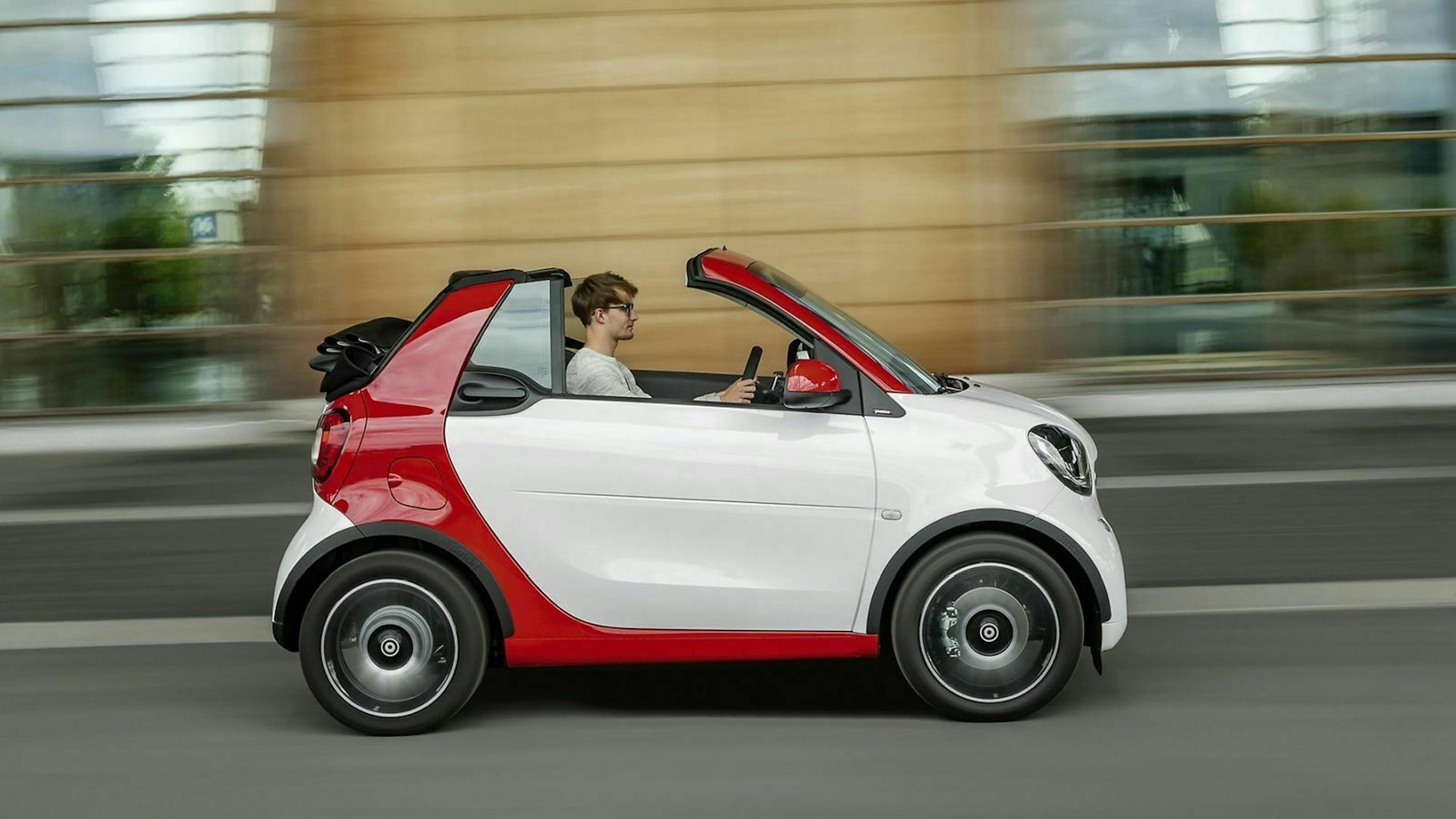 Smart Fortwo Cabrio in der Seitenansicht, fahrend