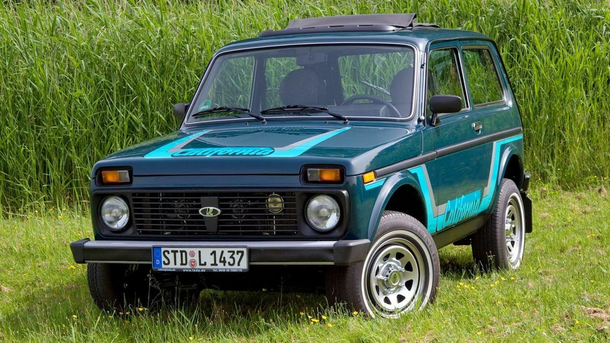 Der Lada Niva in Frontansicht stehend