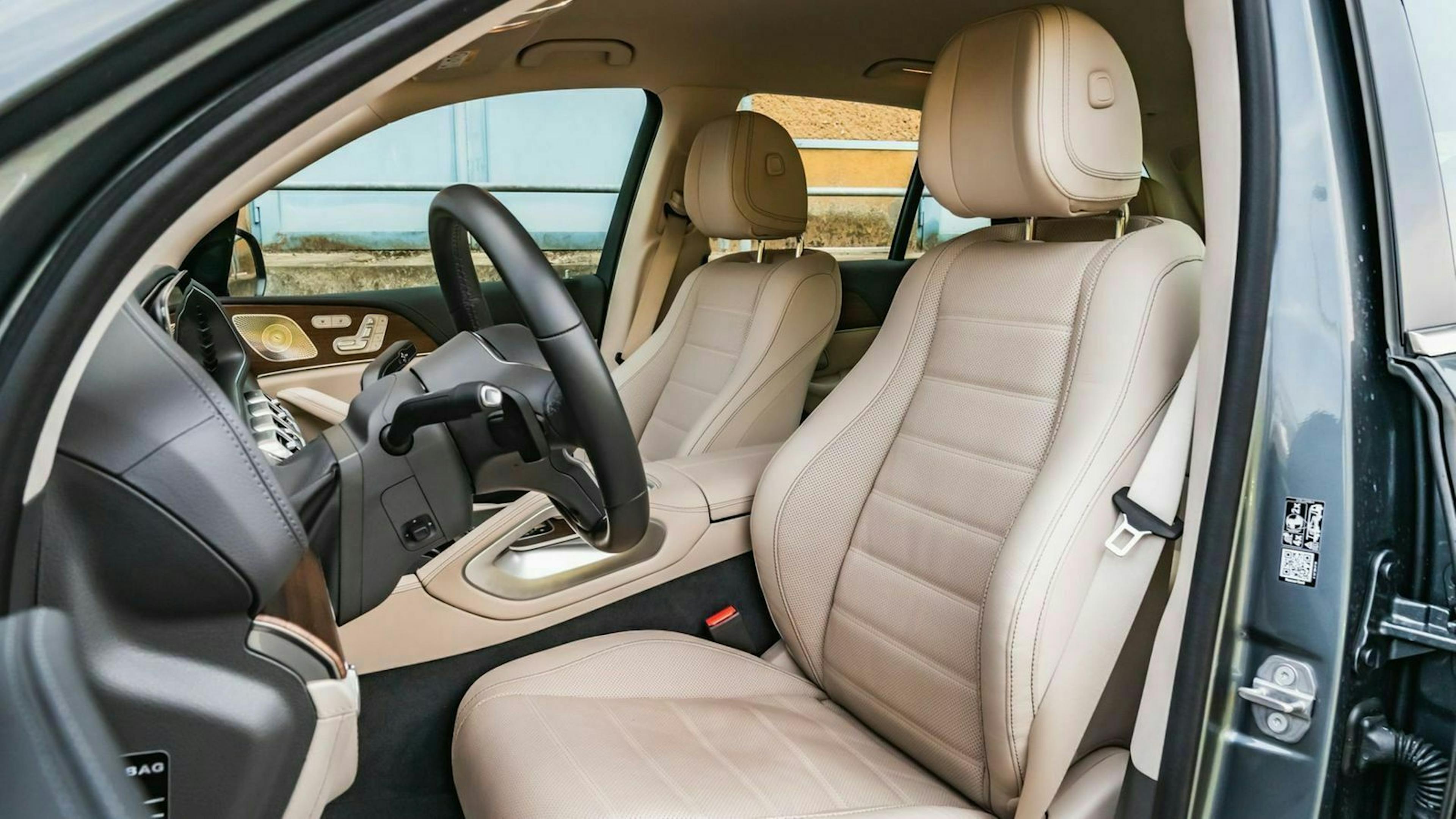 Zu sehen sind die Vordersitze des Mercedes GLE 