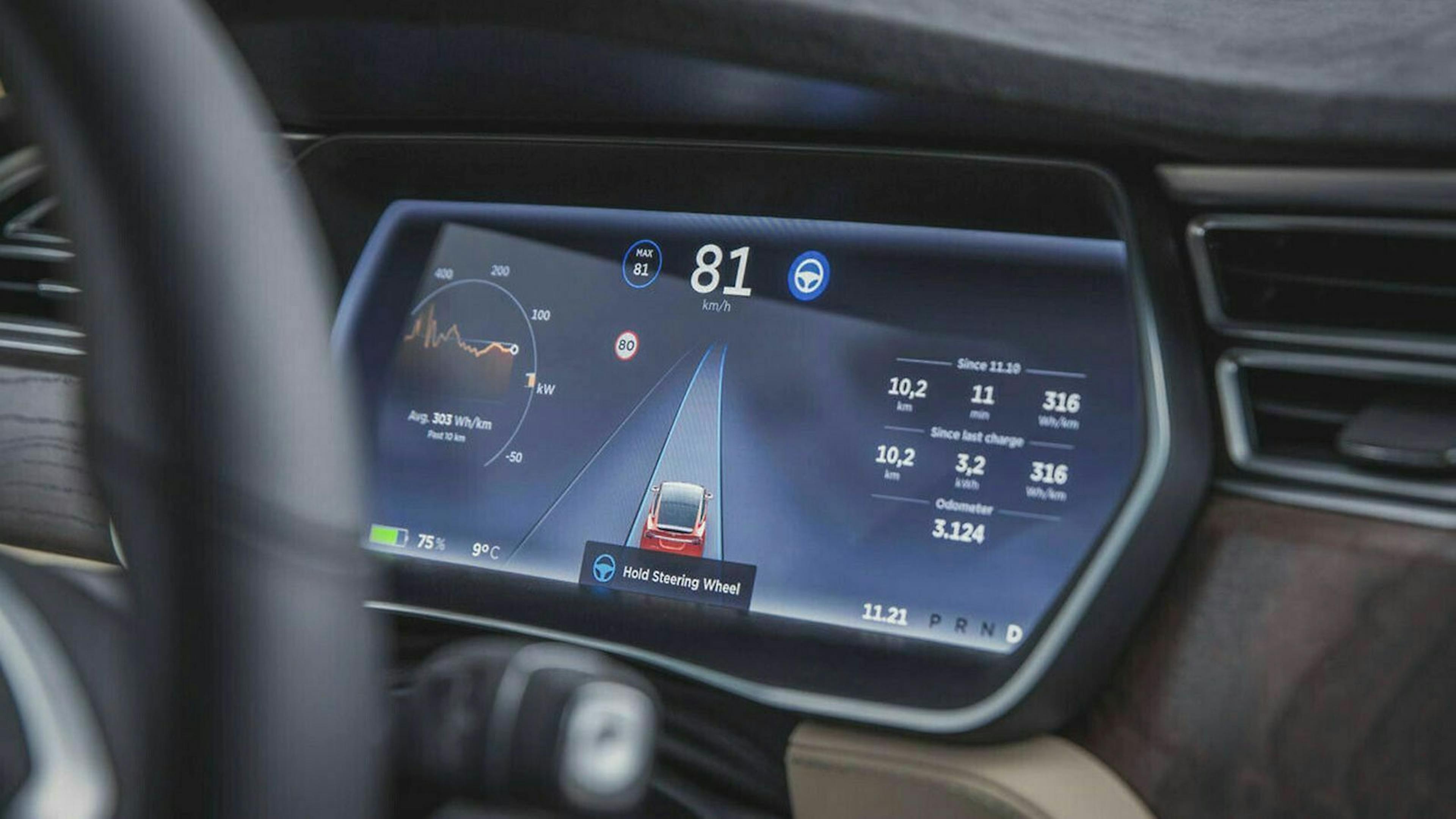 Tesla bietet in seinen Modellen einen "Autopilot", der teilautonomes Fahren ermöglicht