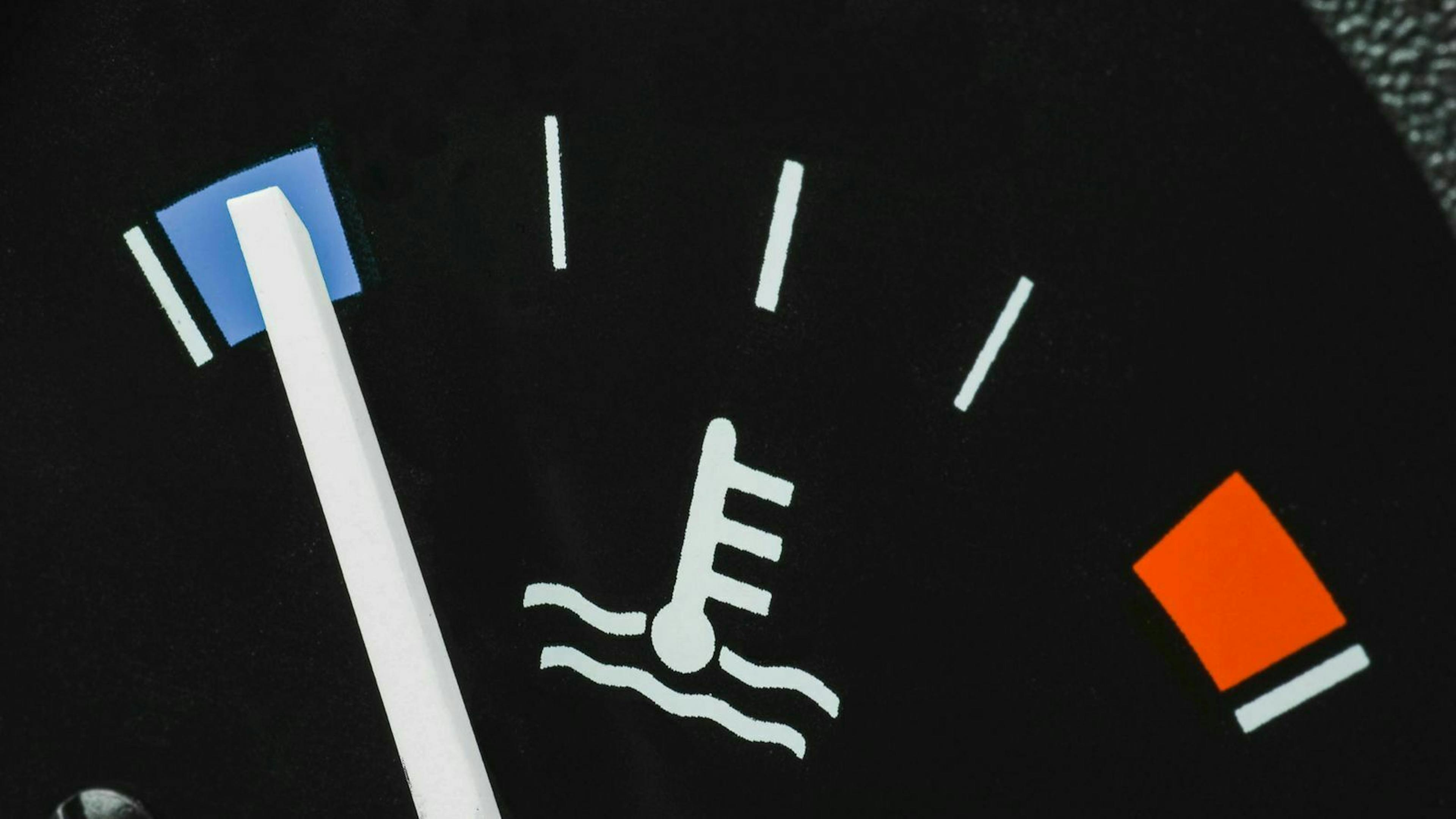 Die alte Kühlflüssigkeit kannst du oft bei Recyclingstationen oder Wertstoffhöfen entsorgen.