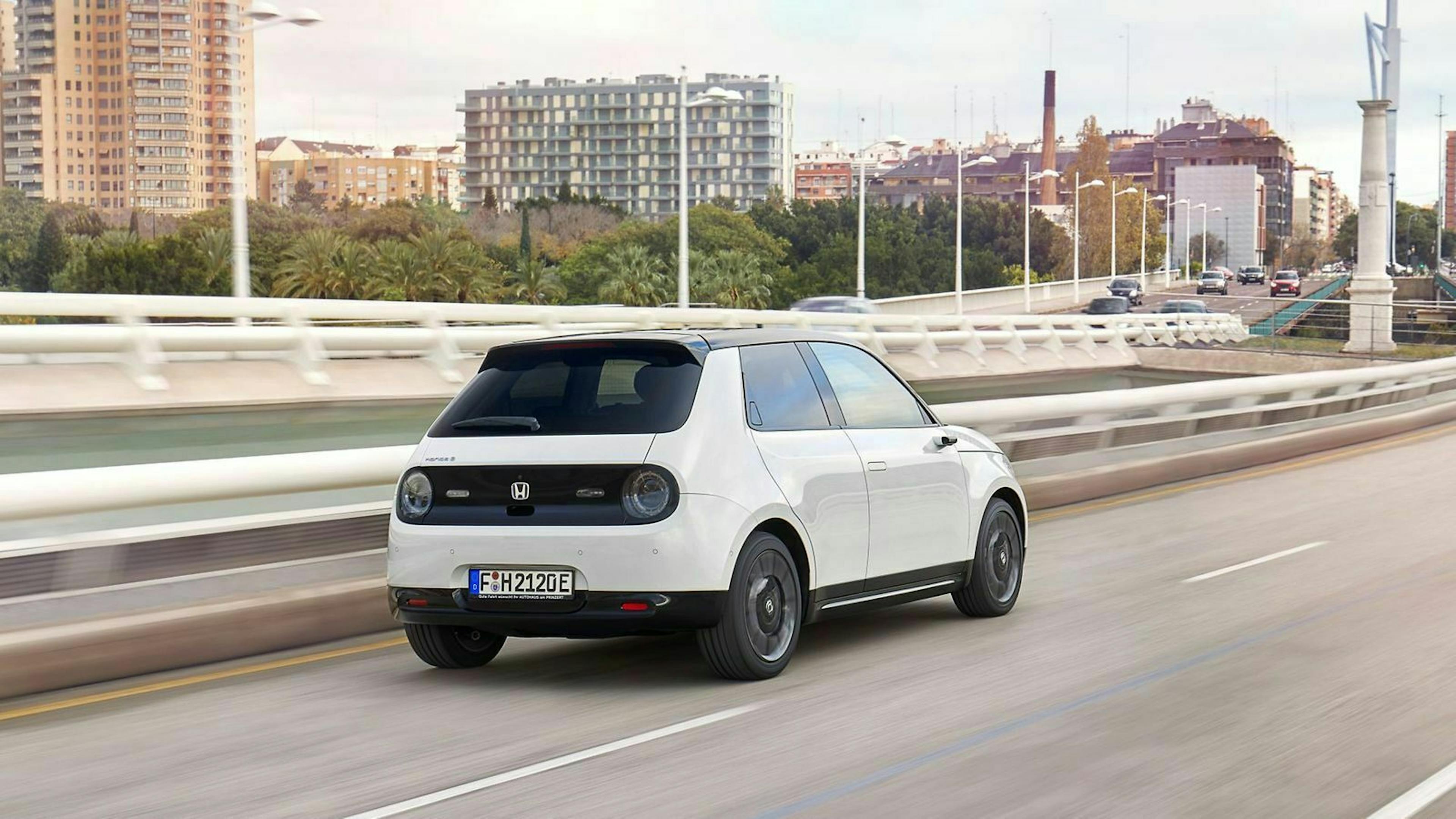 Zu sehen ist der Honde E von hinten, fahrend