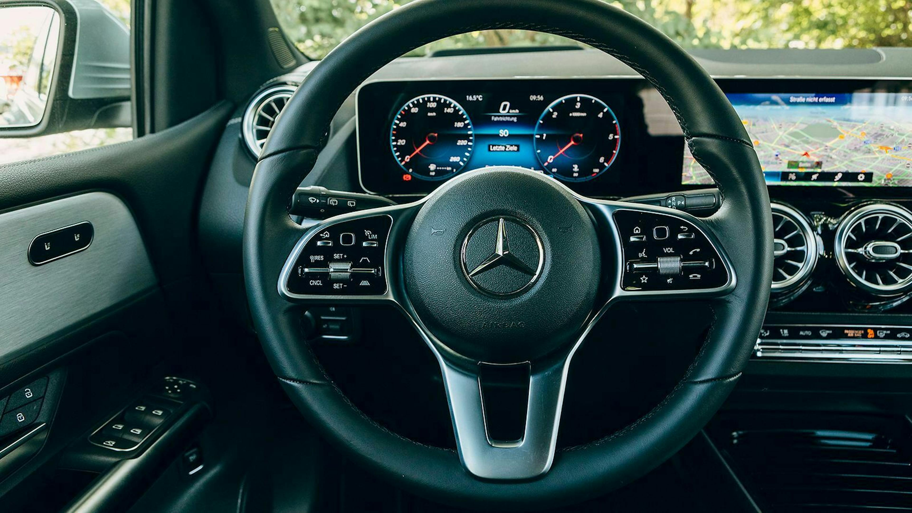 Lenkrad und Armaturen der Mercedes B-Klasse
