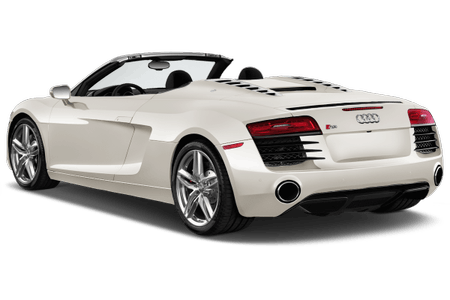 Weißer Audi R8 Cabrio von hinten, mit offenem Verdeck, zwei runden Auspuffen und markanten Rückleuchten, geparkt auf hellem Hintergrund.