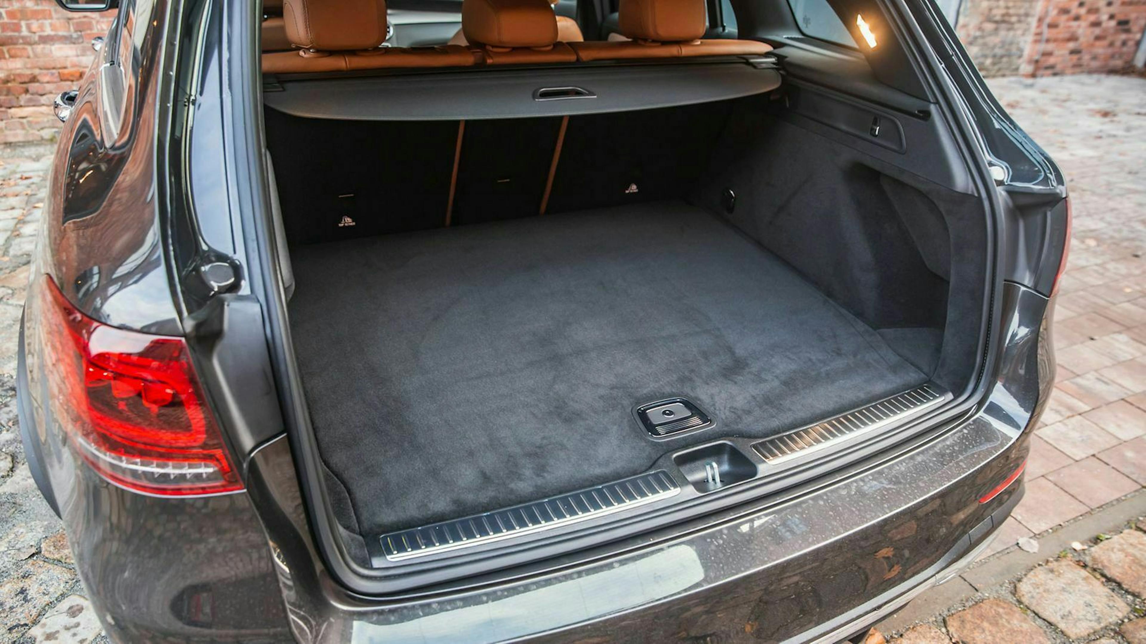 Blick in den Kofferraum des Mercedes GLC 220 d bei aufrecher Rückbank