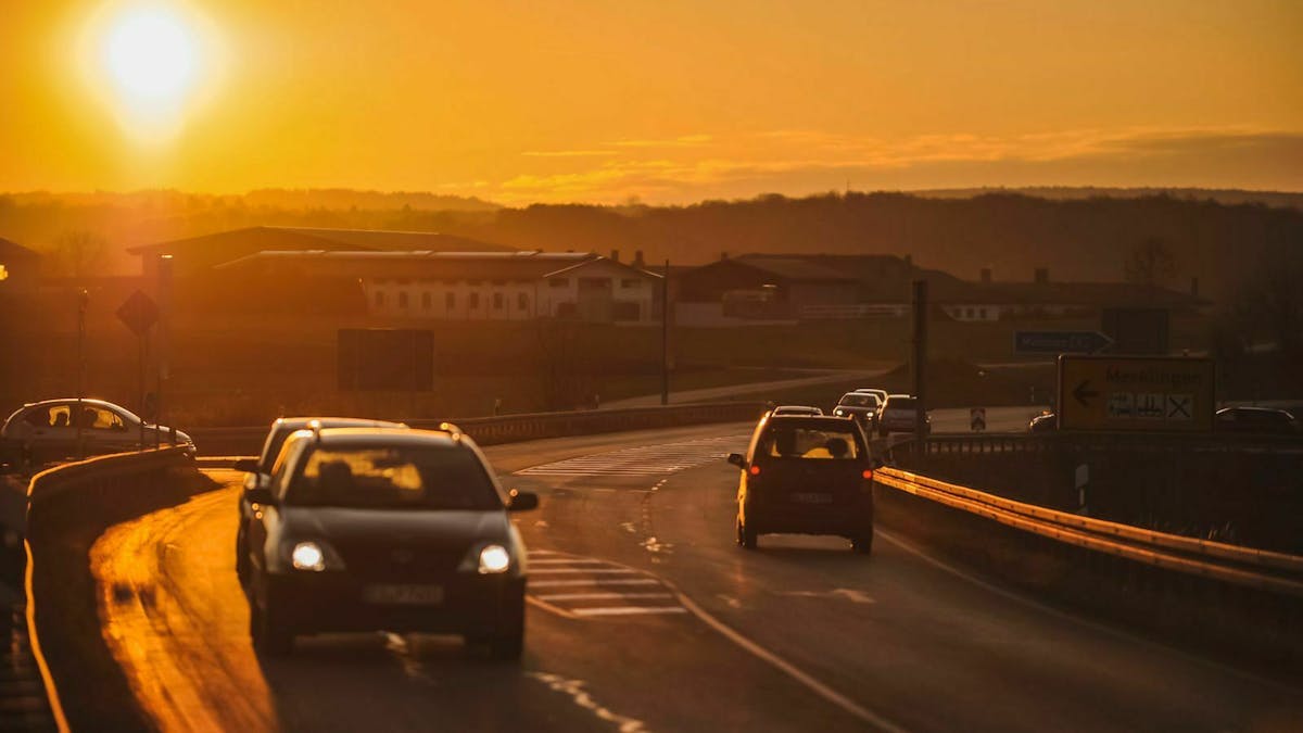 Die Vorteile der Scheibentönung: Im Fahrzeug bleibt es bei Sonneneinstrahlung kühler .