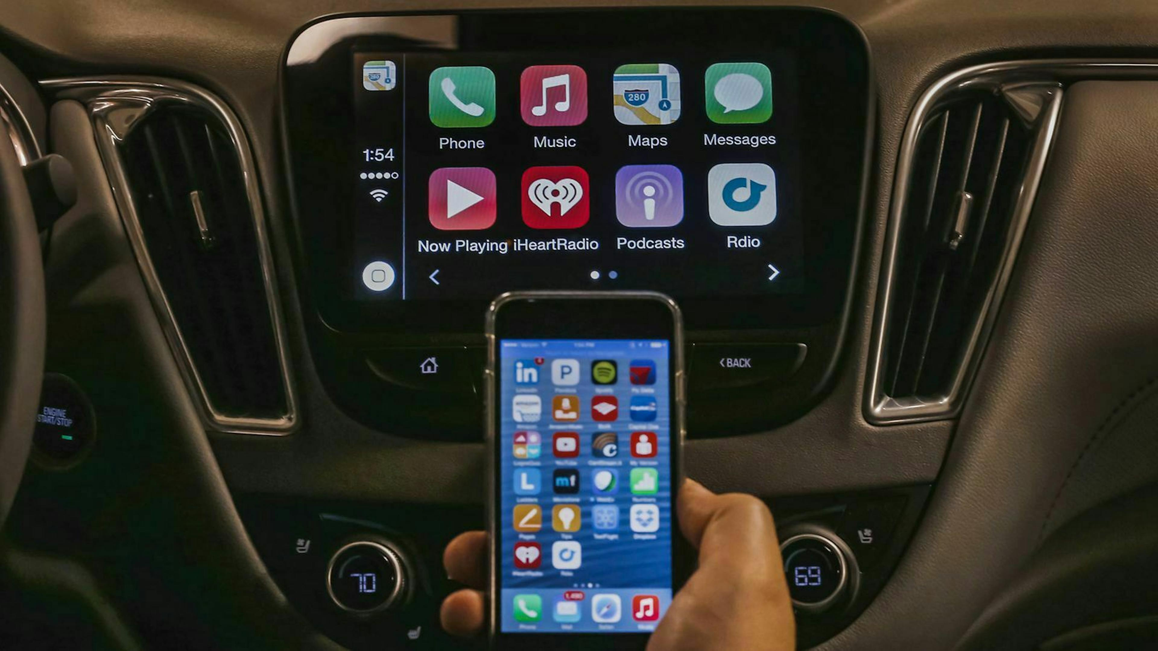 Mit Apple CarPlay lässt sich das iPhone mit dem Auto koppeln. Über das iPhone kannst du Musikhören oder navigieren.