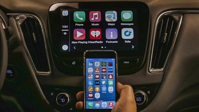 Mit Apple CarPlay lässt sich das iPhone mit dem Auto koppeln. Über das iPhone kannst Du Musikhören oder navigieren.