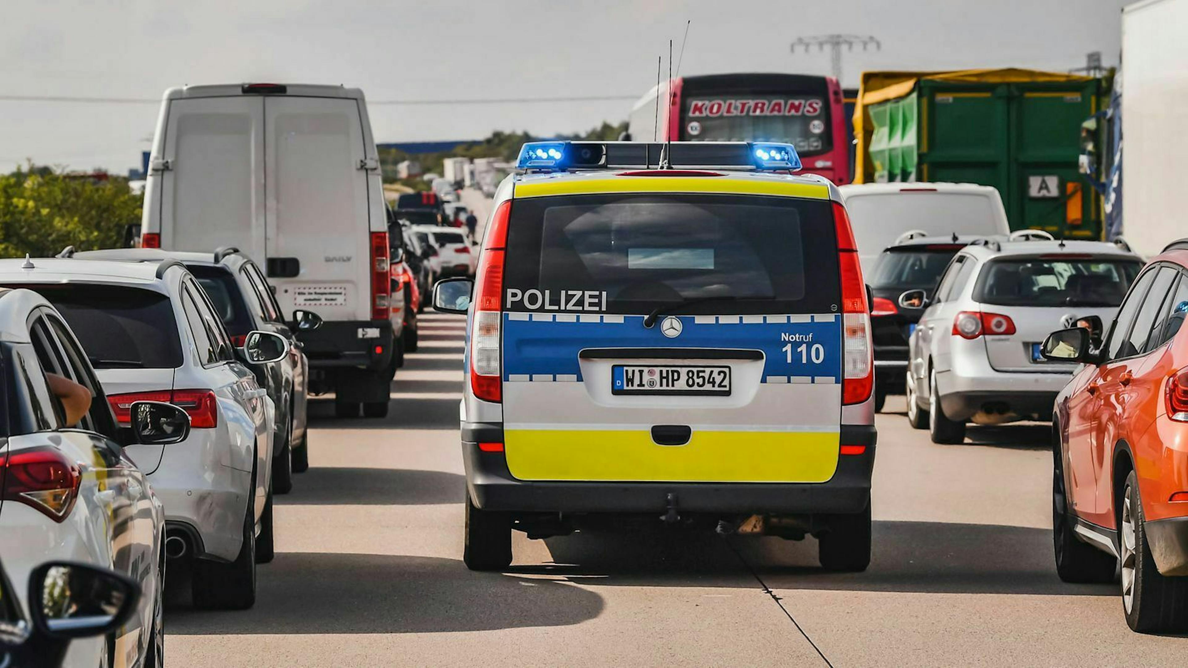 Ein Poliziefahrzeug fährt durch eine Rettungsgasse