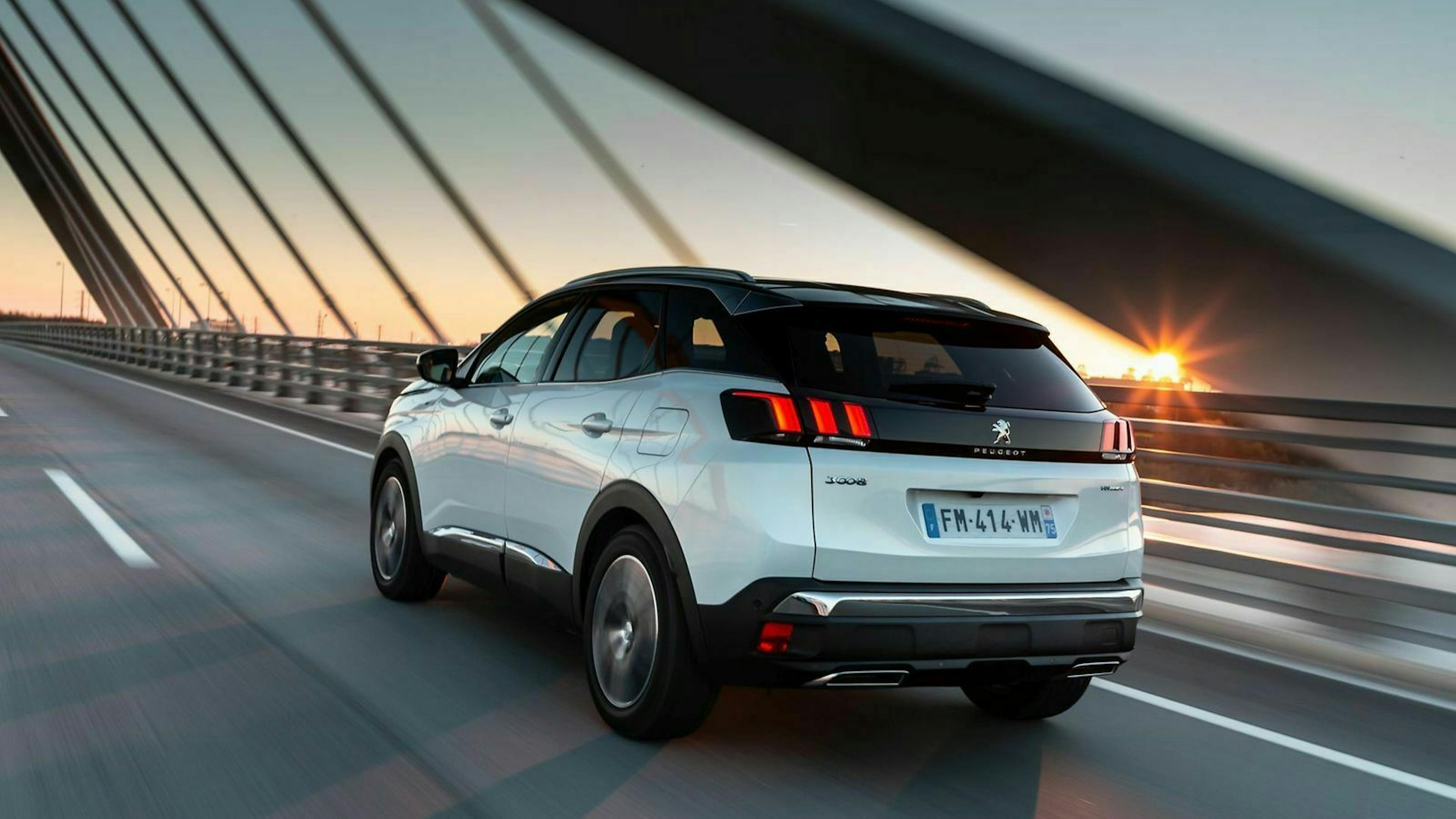 Zu sehen ist der Peugeot 3008 Hybrid4, fahrend von hinten