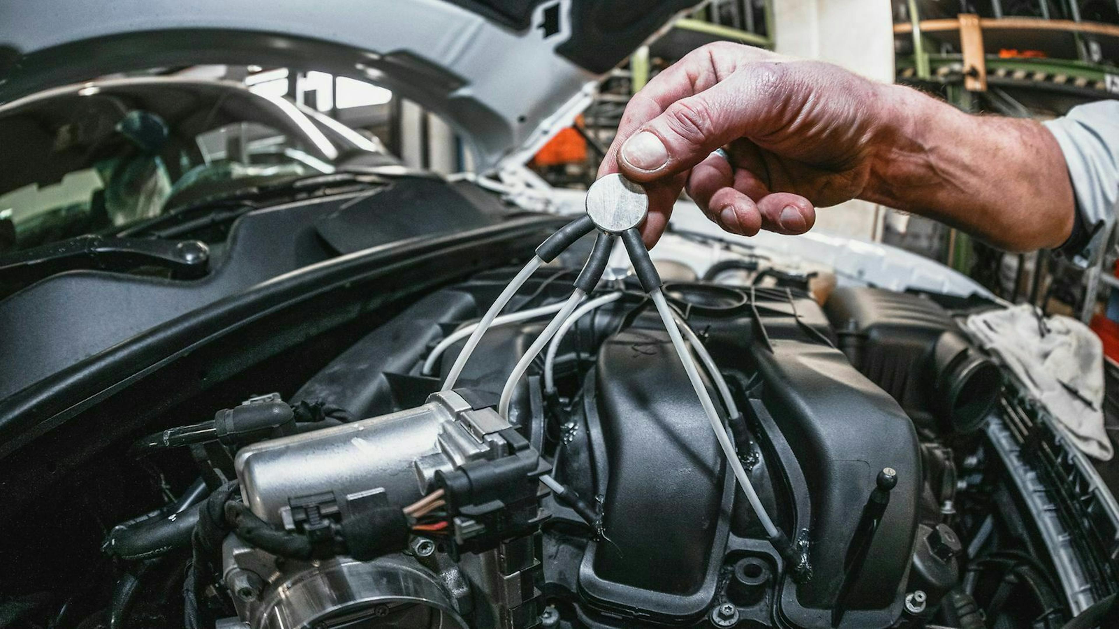 Du kannst deinen Benziner auf Autogas umrüsten. Das kostet etwa 2.000 bis 3.000 Euro.