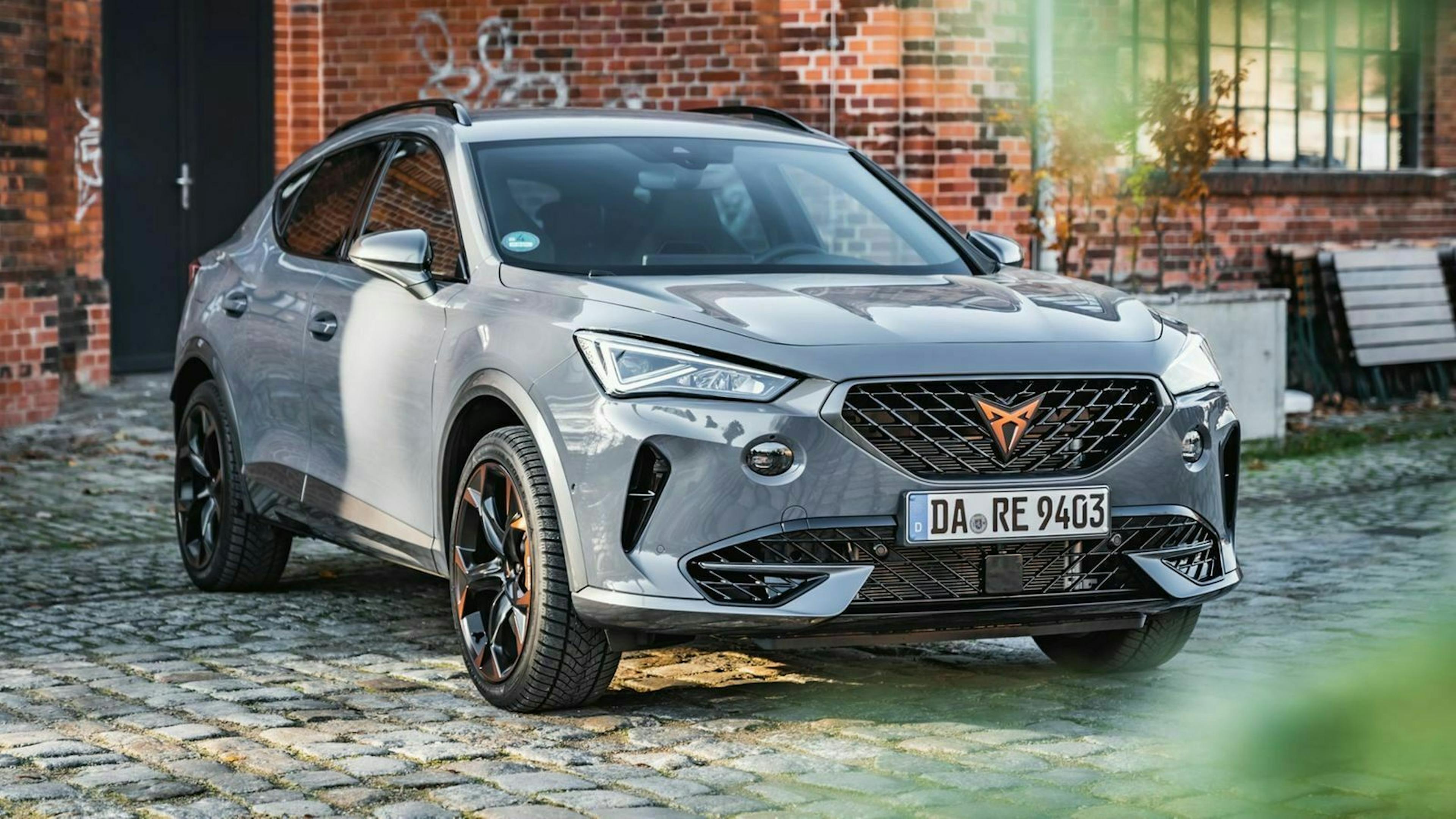 Zu sehen ist der Cupra Formentor von vorne