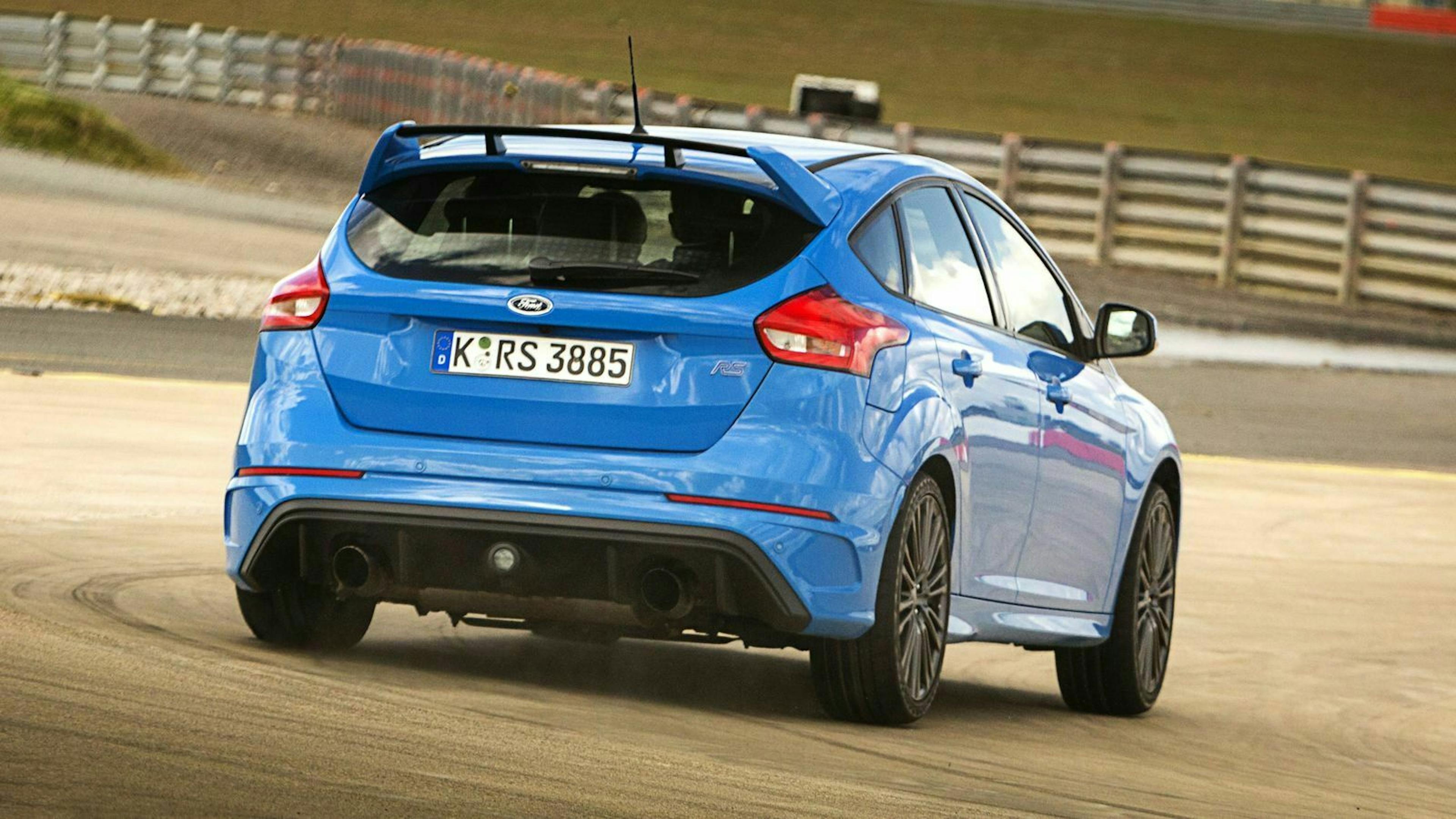 Zu sehen ist der Ford Focus RS MK III von hinten