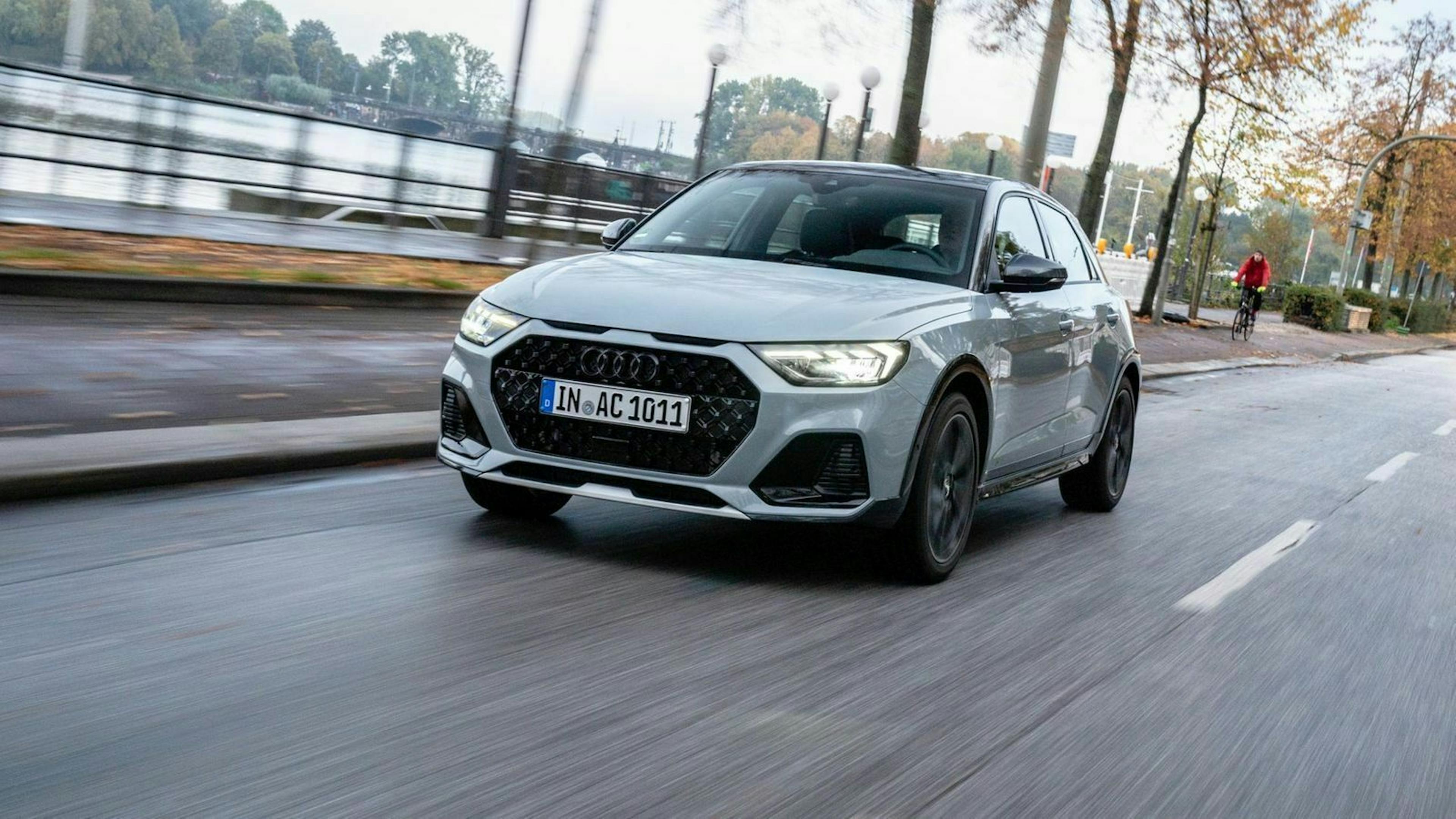 Audi A1 Citycarver in Frontansicht fahrend