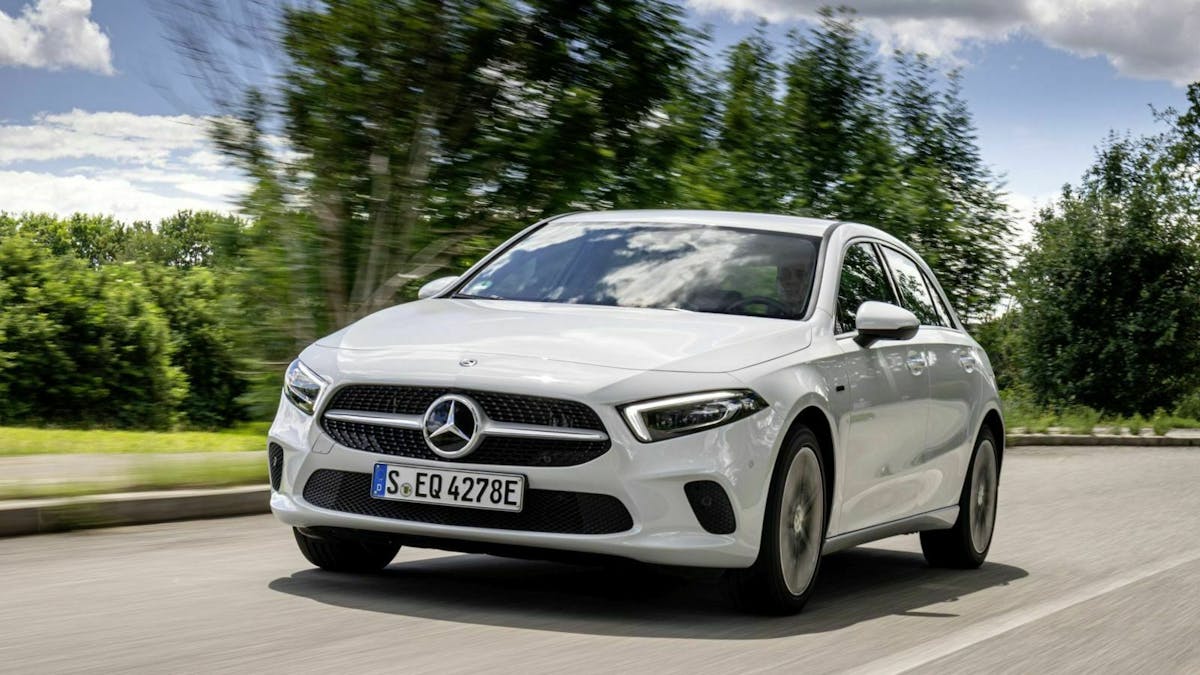 Zu sehen ist die Mercedes A-Klasse, fahrend