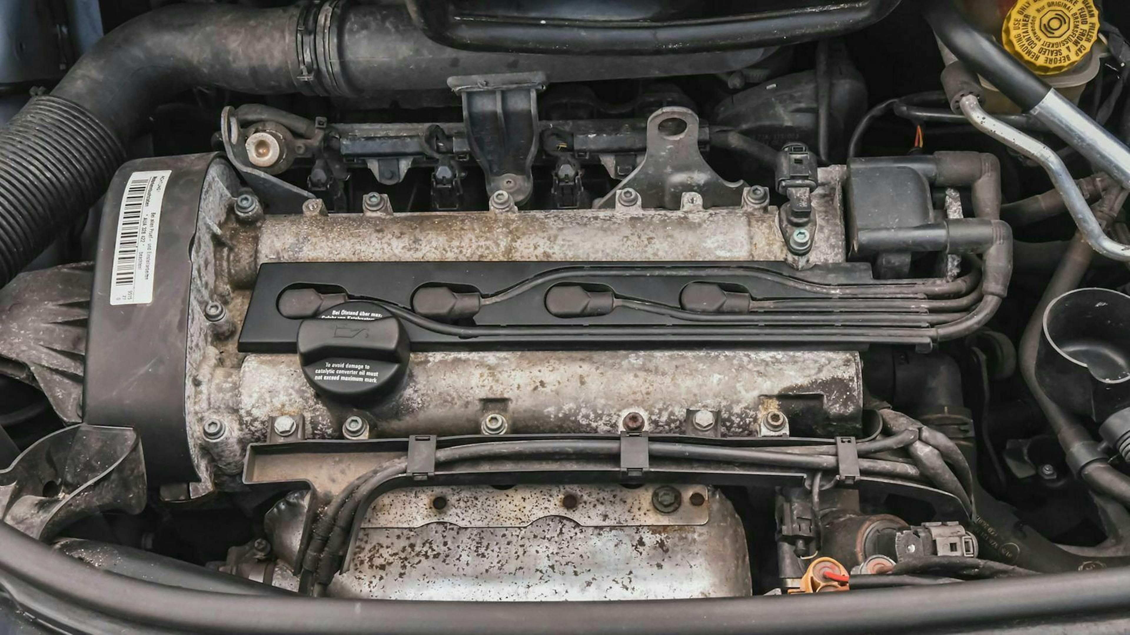 Ein gründlicher Blick unter die Haube verrät dir, ob der letzte Ölwechsel gemacht wurde.