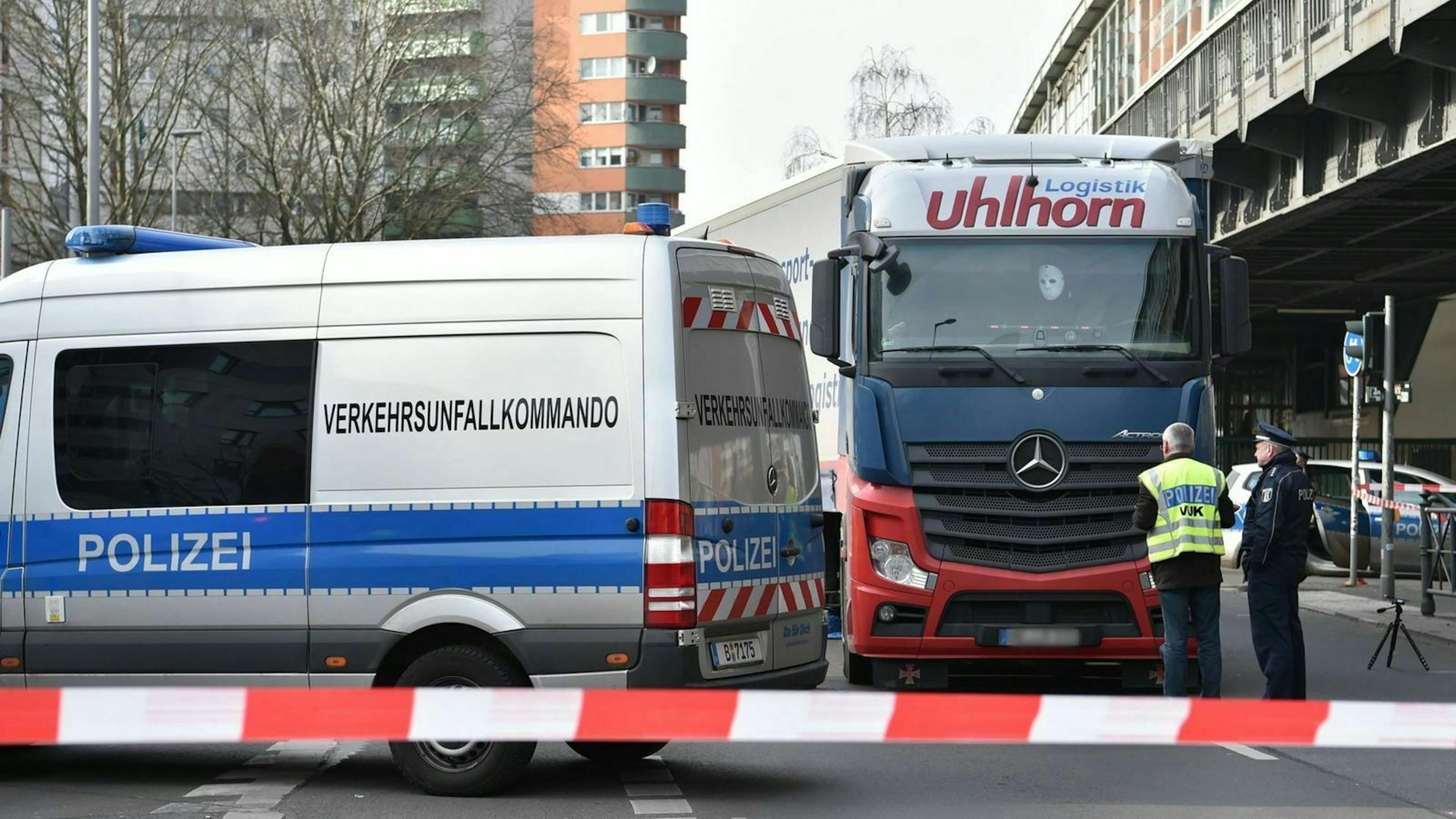 Zu sehen ist eine abgesperrte Unfallstelle