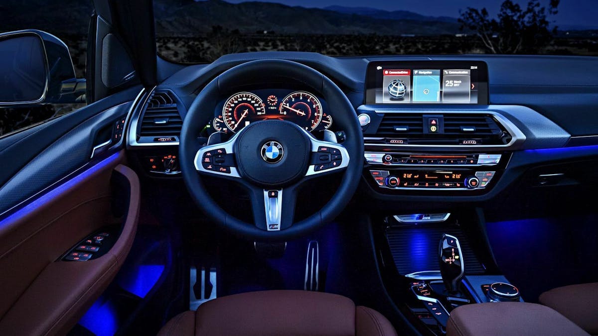 Zu sehen ist das Cockpit des BMW X3 mit Interior-Beleuchtung
