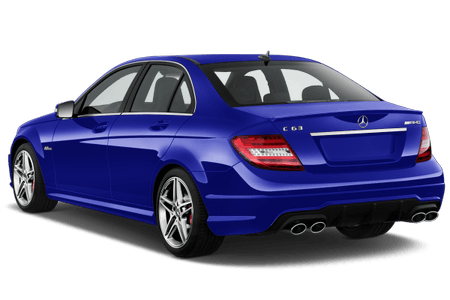 Blaues Auto von hinten, Mercedes C63 AMG, sportliches Design, Doppelauspuff, silberne Felgen, leicht getönte Scheiben auf hellem Hintergrund.