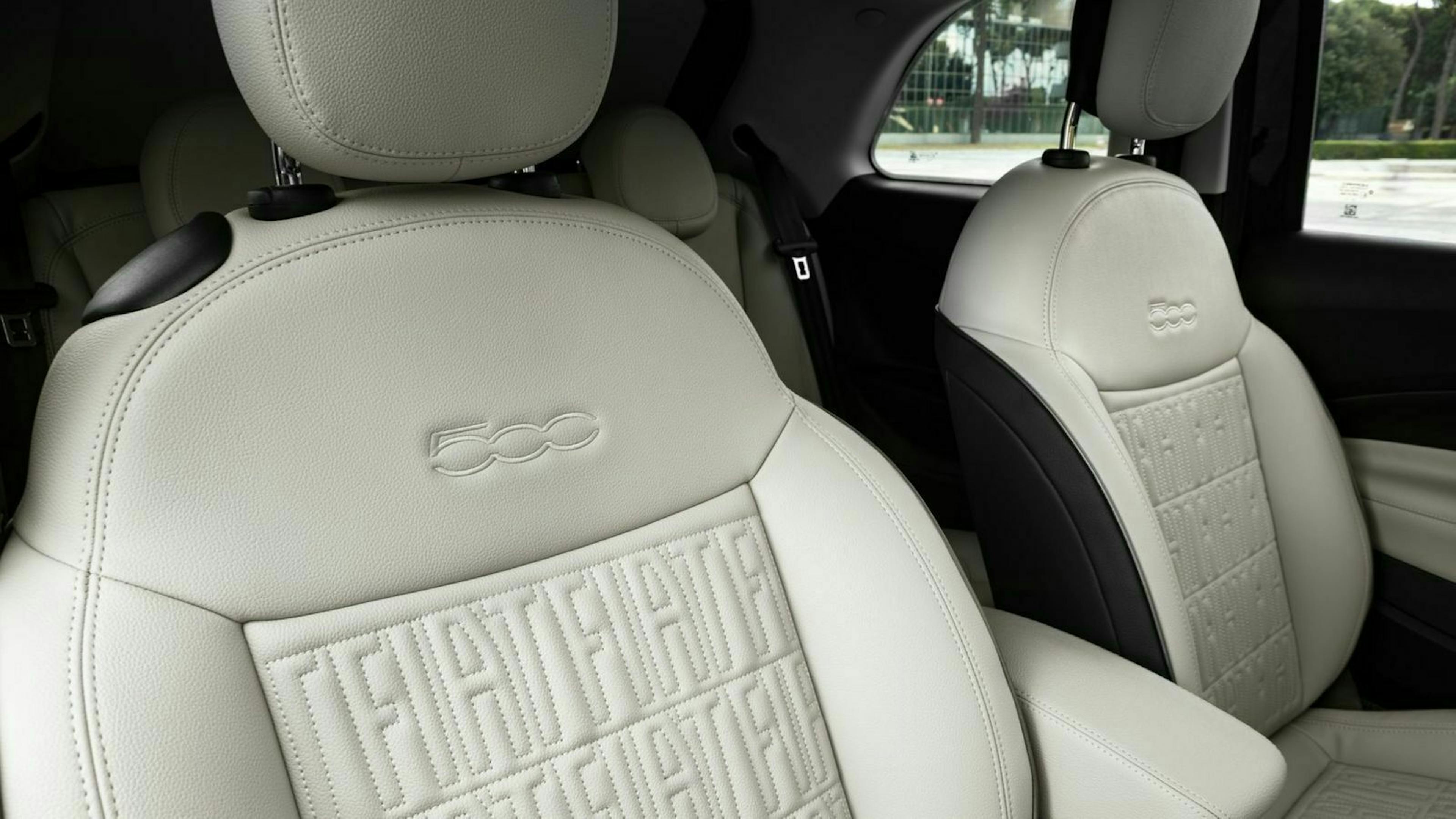 Zu sehen sind die Sitze des Fiat 500e 2020 