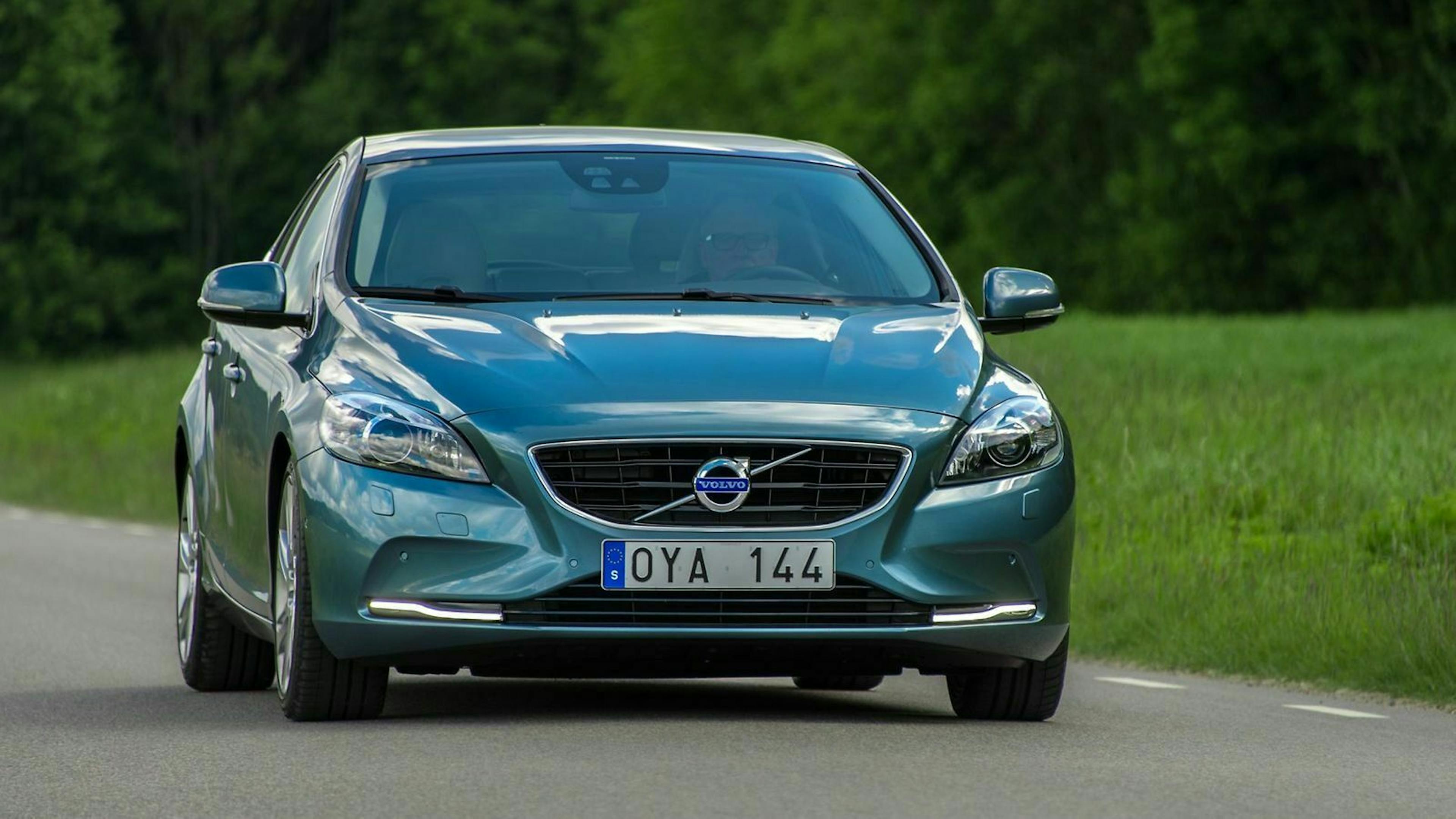 Volvo V40 in der Frontansicht, fahrend