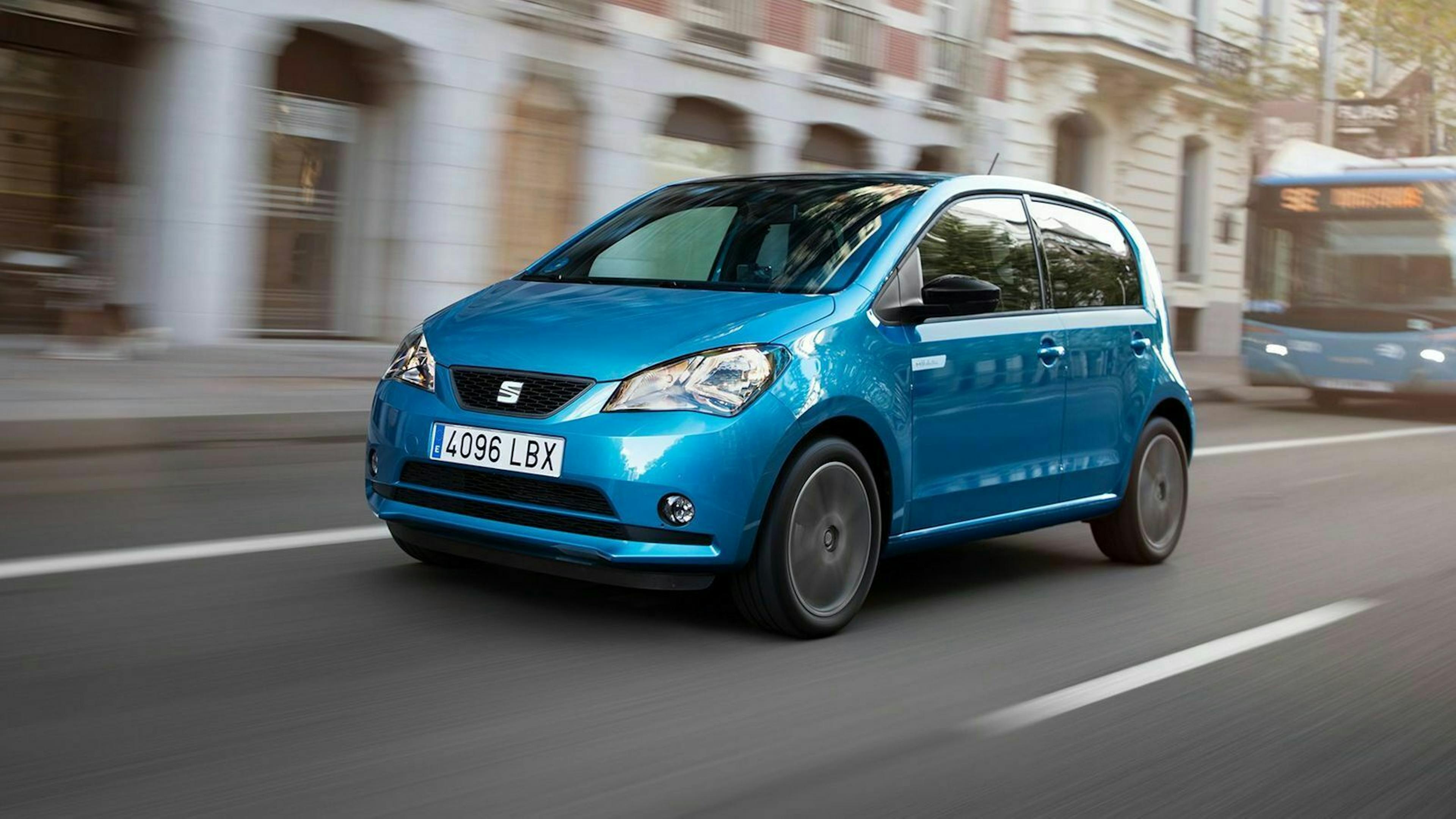 Der Seat Mii Electric in Frontansicht fahrend