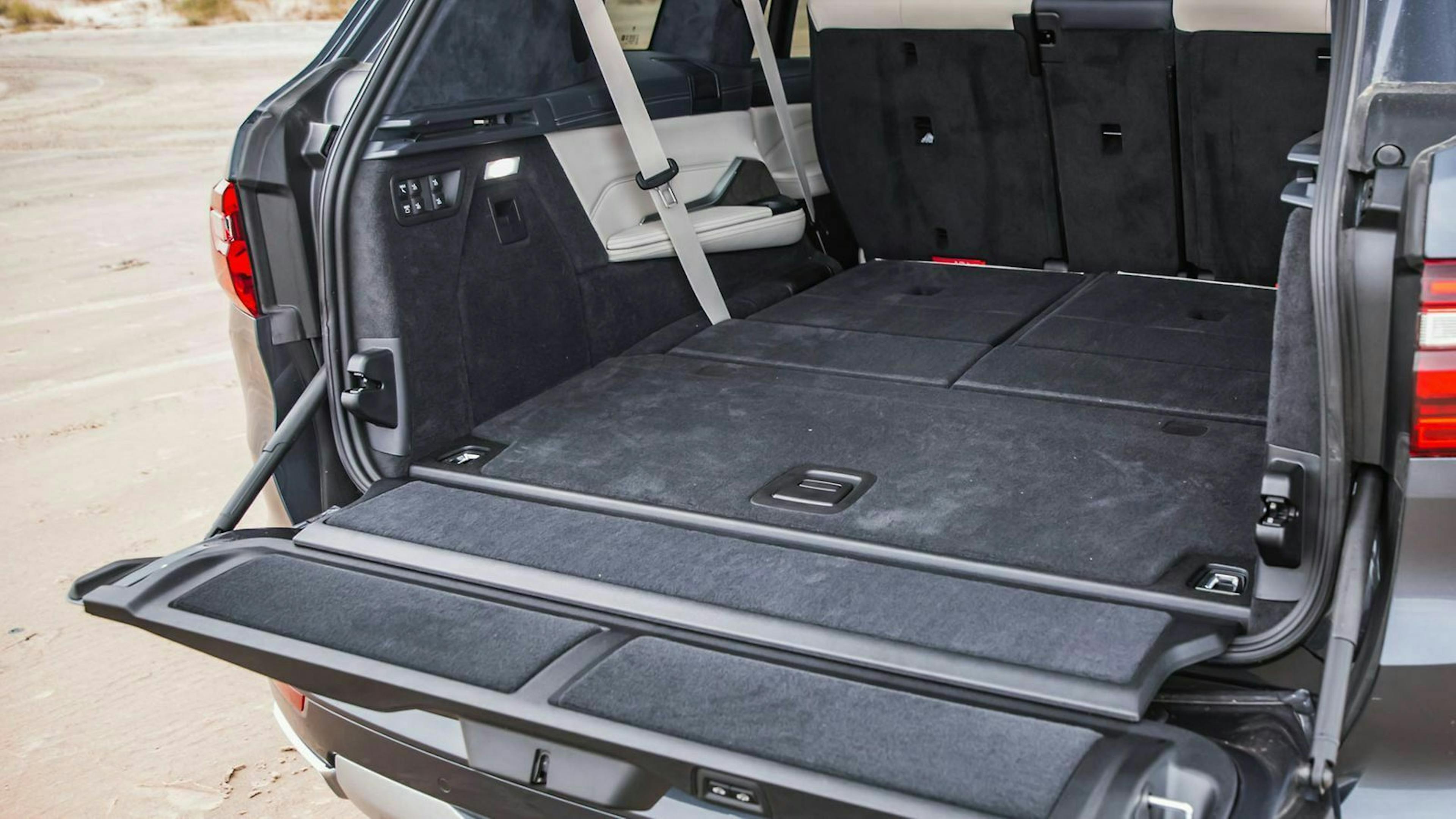 Das Kofferraumvolumen kann durch das Umklappen der beiden Sitzenreihen erweitert werden