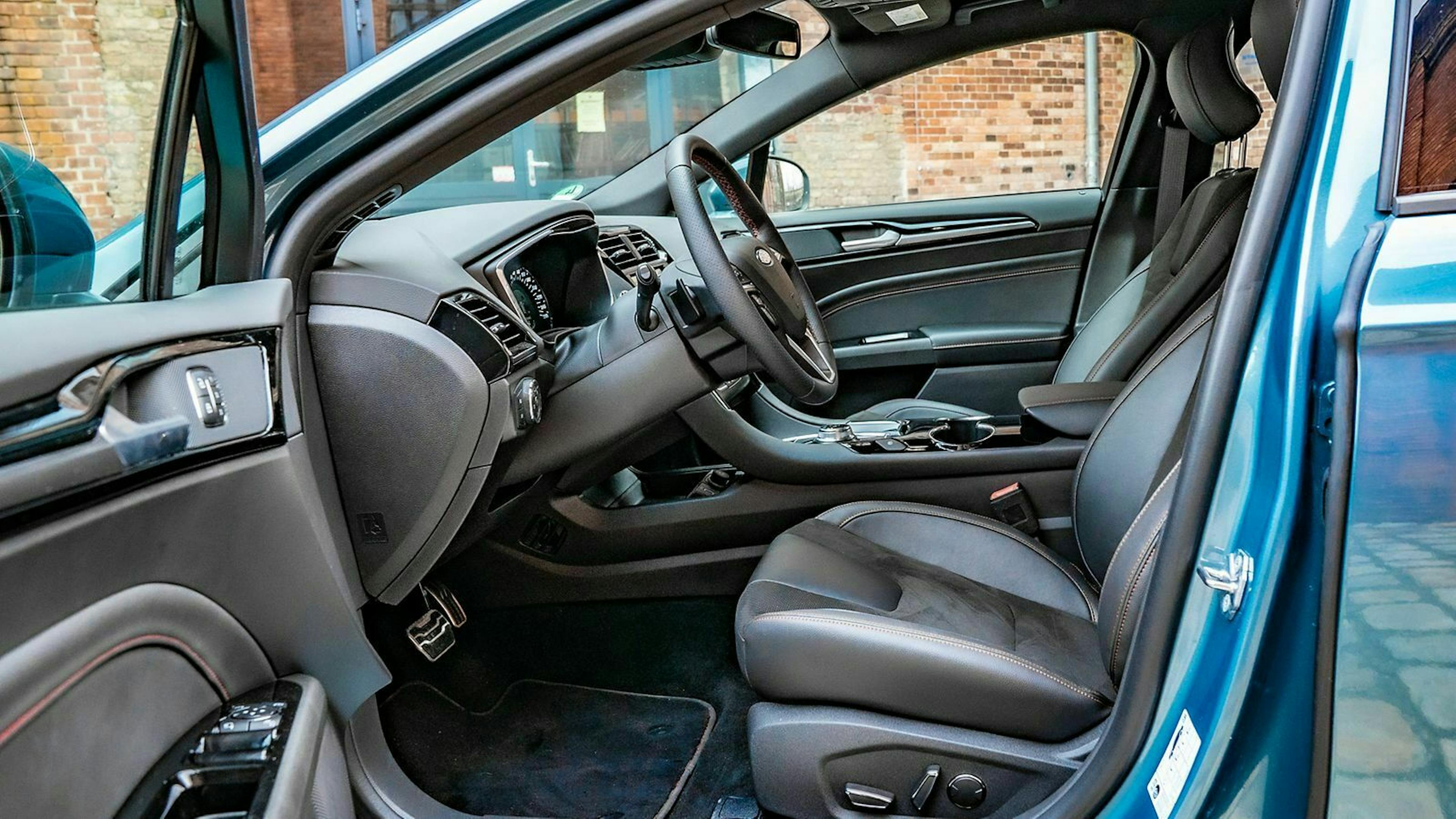 Zu sehen sind die Vordersitze des Ford Mondeo