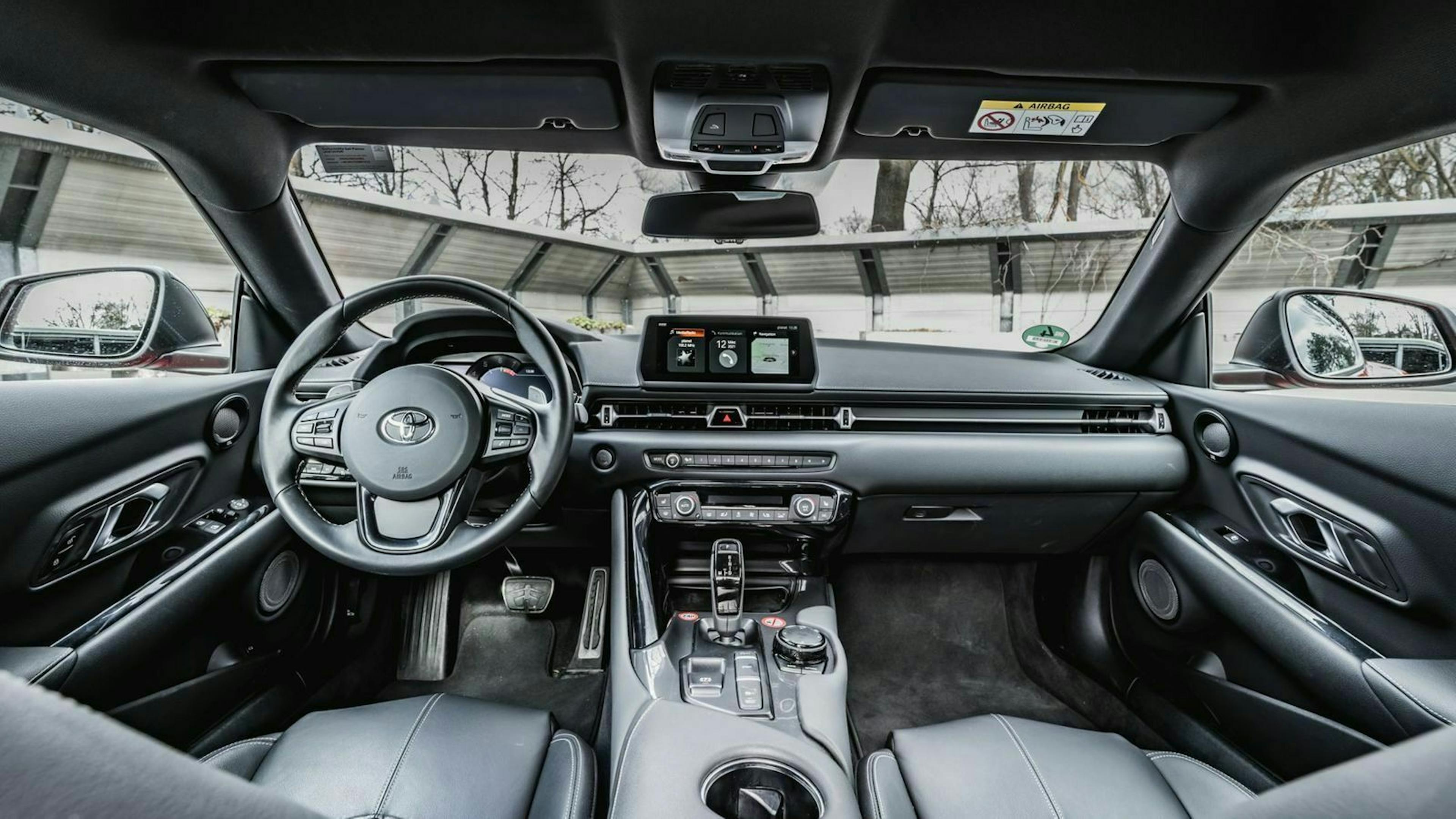 Zu sehen ist das Cockpit des Toyota Supra Mk5 