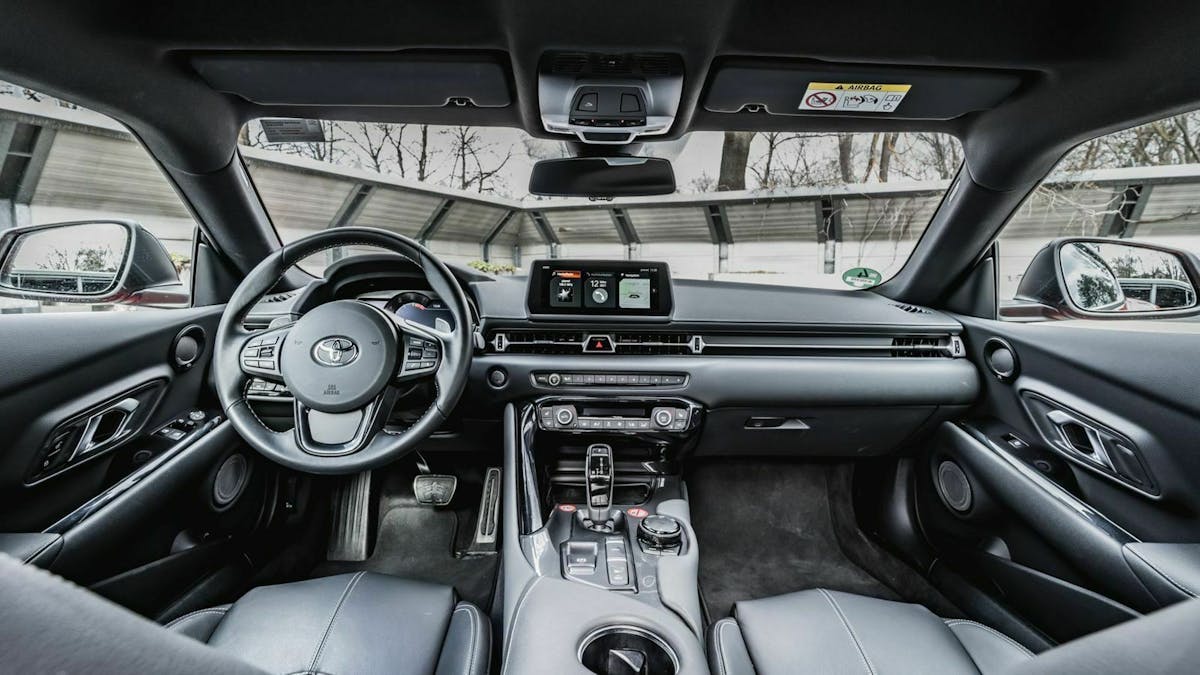Zu sehen ist das Cockpit des Toyota Supra Mk5