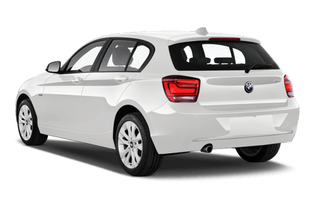 Weißer 5-Türer-Kompaktwagen von hinten, auf weißem Hintergrund. Stilvolle, moderne Karosserie und klare Rücklichter.