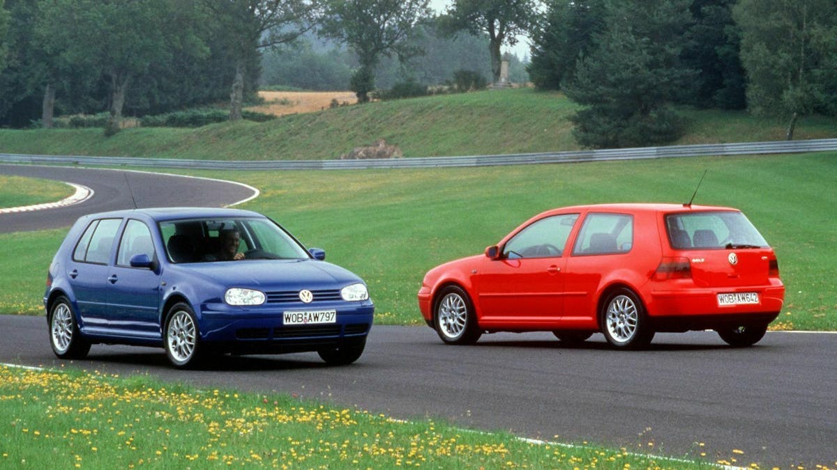 Zu sehen sind zwei Golf IV Fahrzeuge. Einer von hinten und einer von vorn
