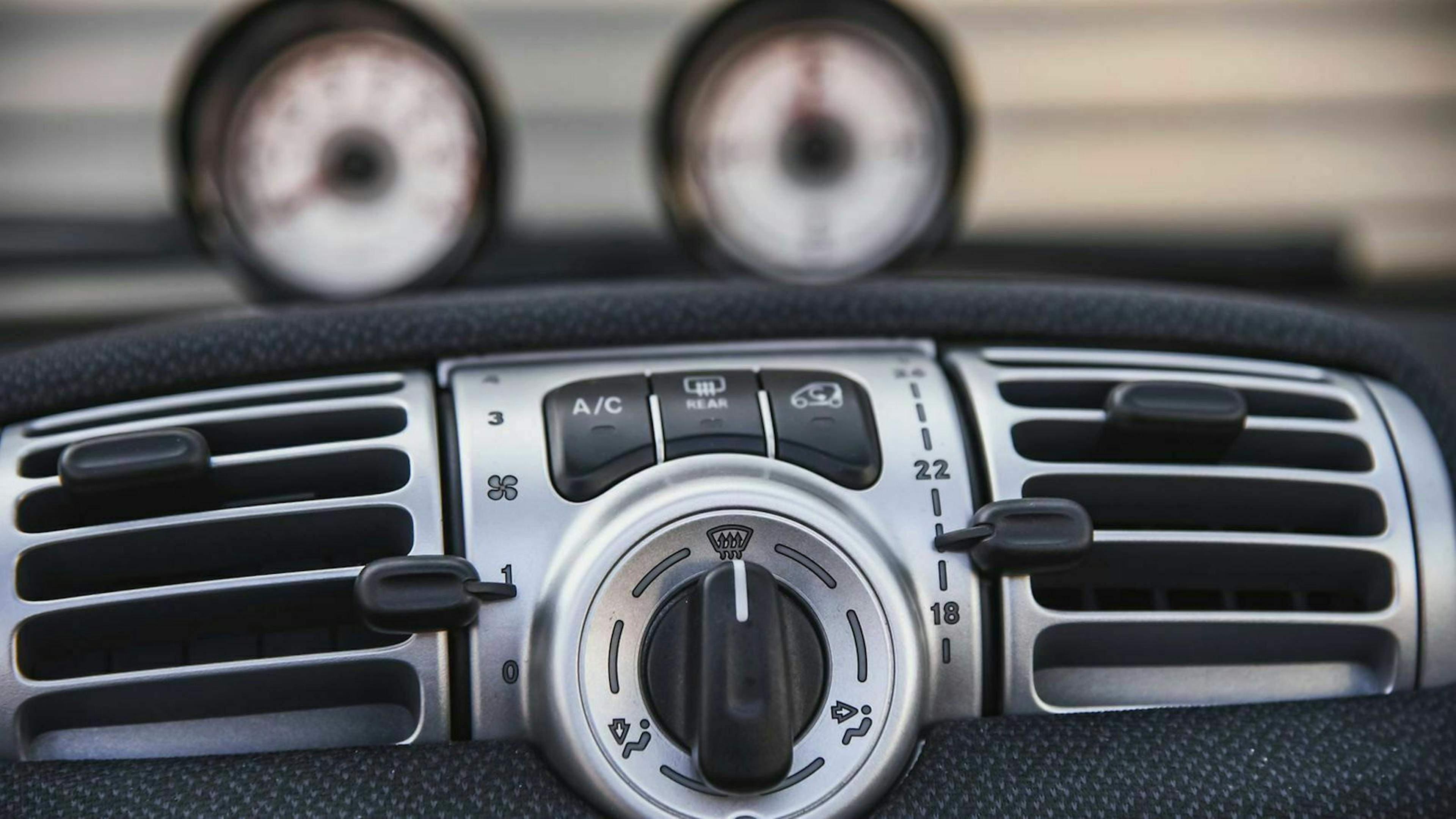 Die Klimaanlage solltest Diu einmal auf voller Stärke ausprobieren: Kühlt sie anständig?