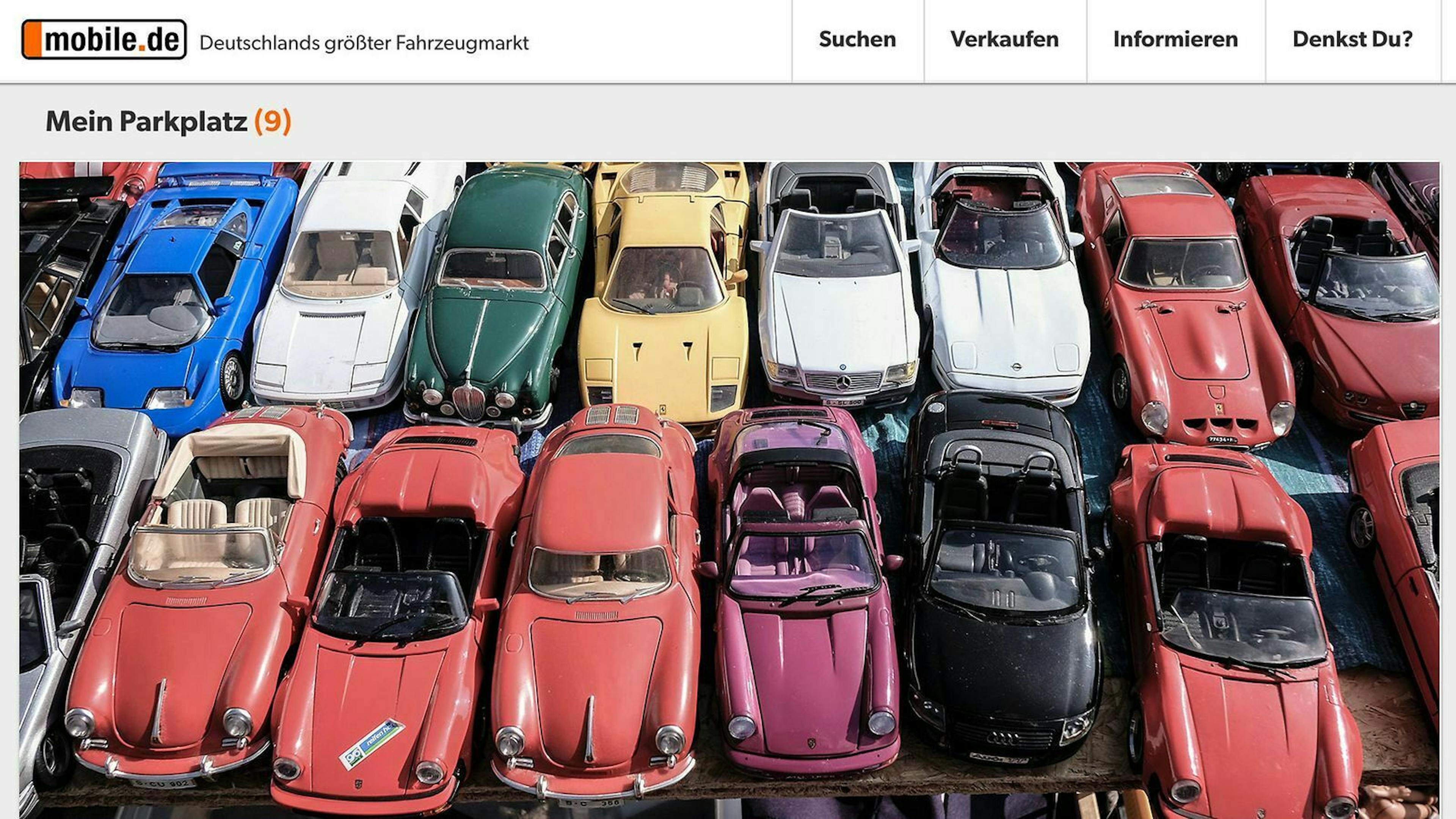 Verschiedene bunte Oldtimer-Cabrios, geparkt in zwei Reihen. Autos in Rot, Grün, Blau und Gelb. Obere Webseite-Navigation sichtbar.