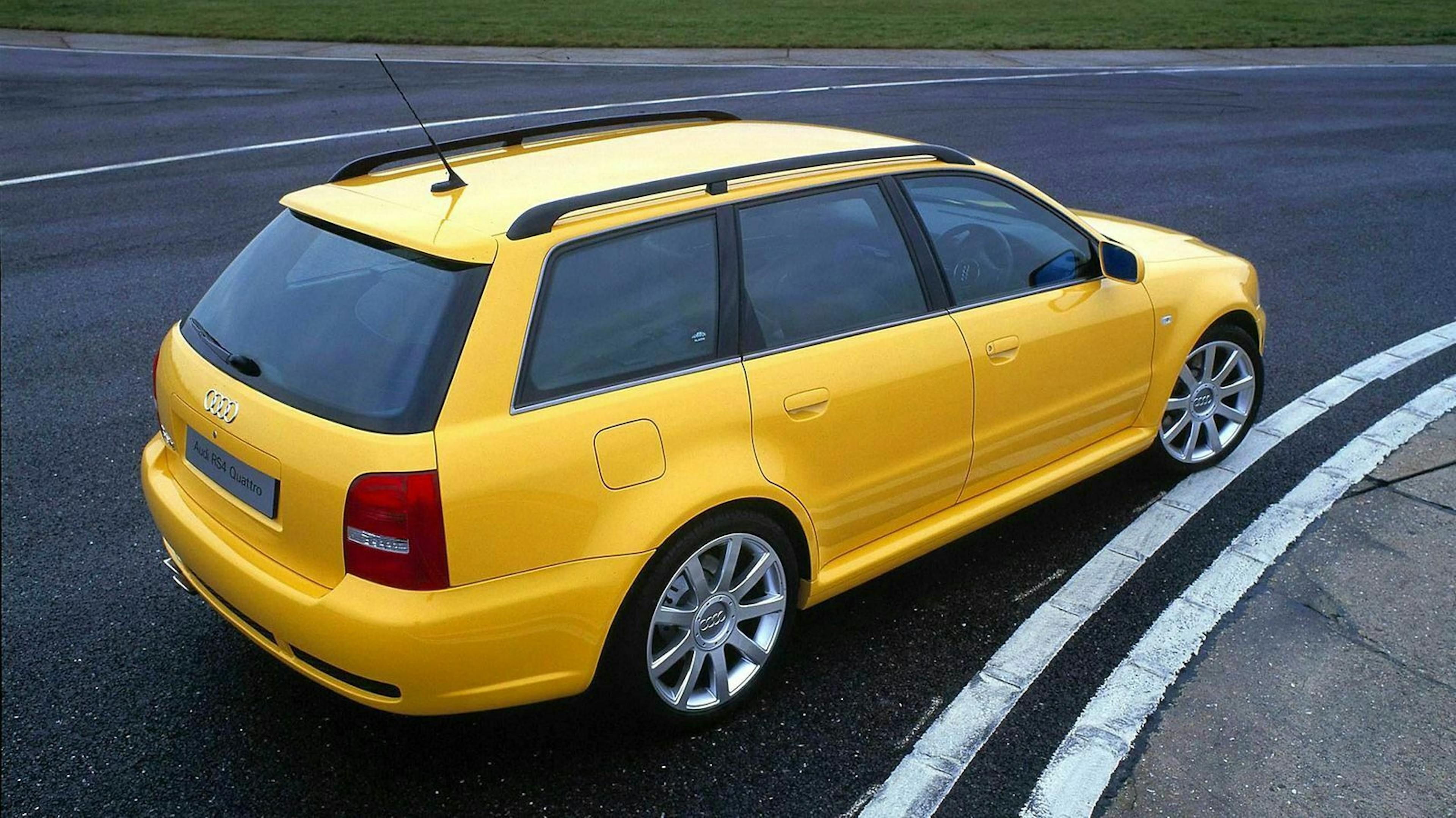 Audi RS4 (B5) in der Ansicht von hinten rechts, stehend