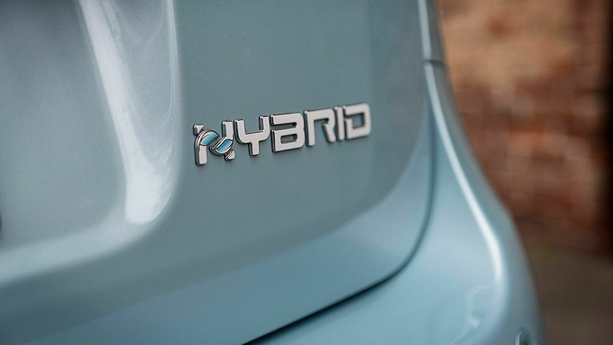 Zu sehen ist das Hybrid-Emblem am Heck des Fiat Panda MHEV